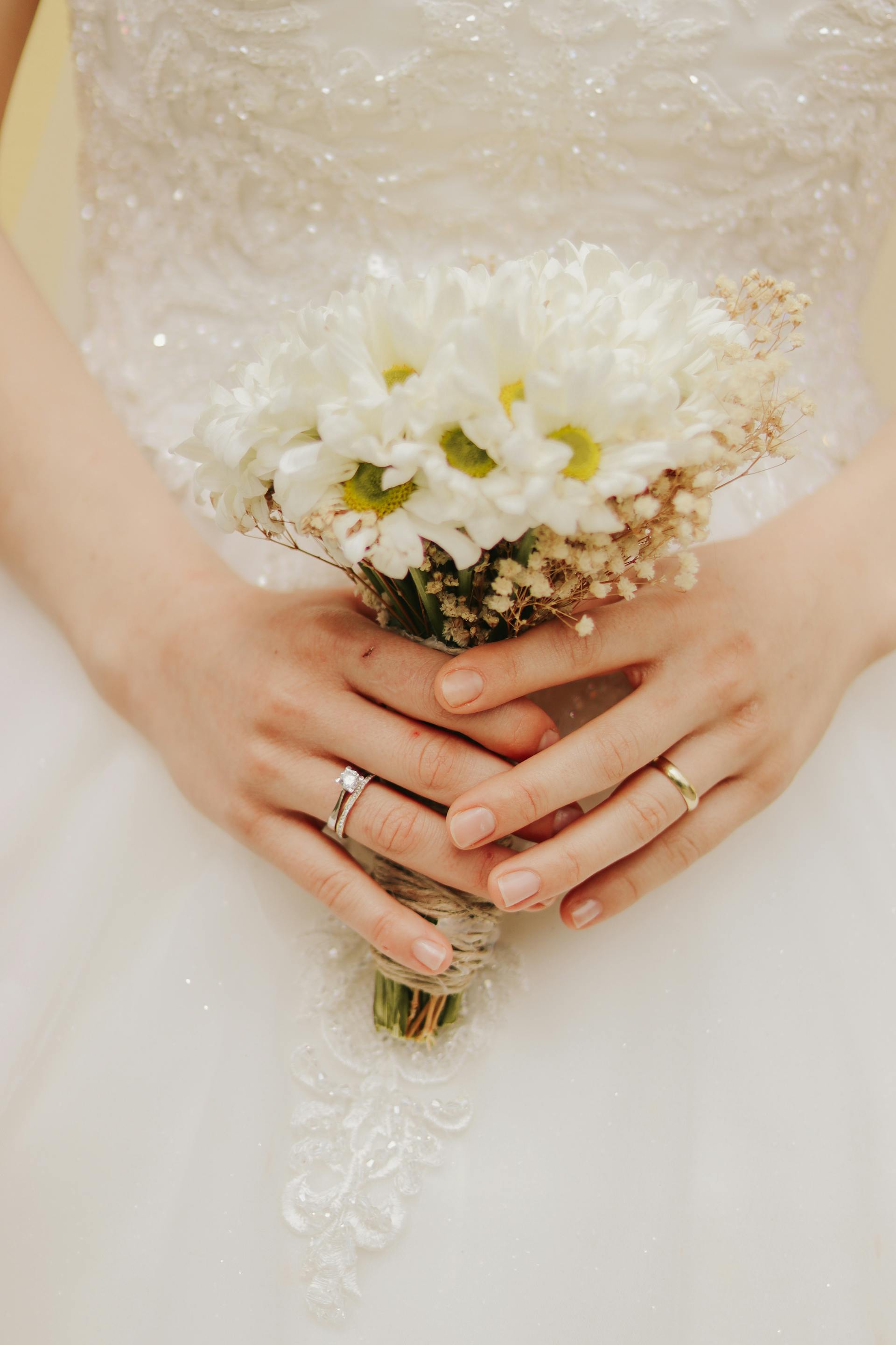 A bride holding a bouquet | Source: Pexels