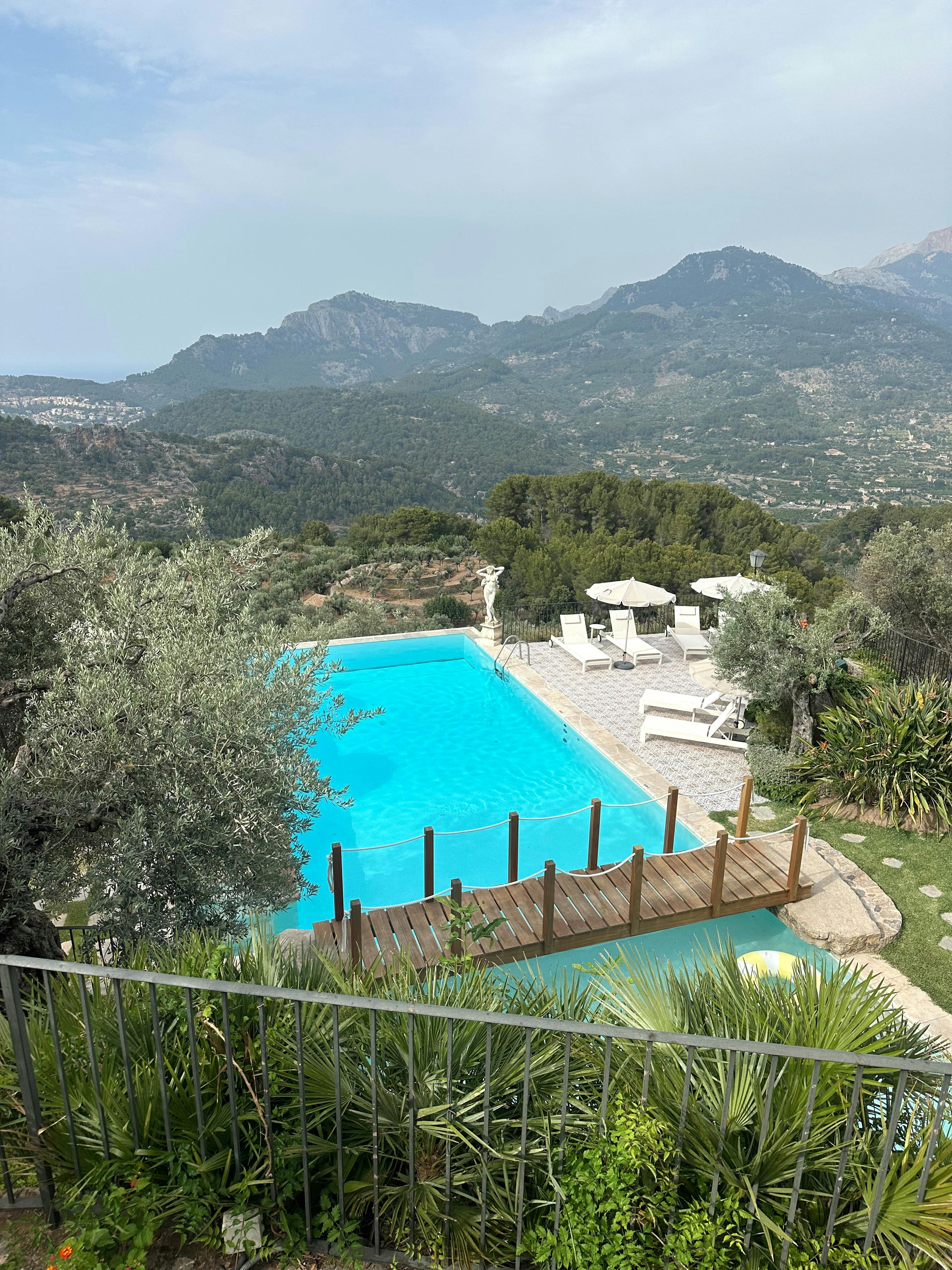 A view of a pool at a resort | Source: Pexels