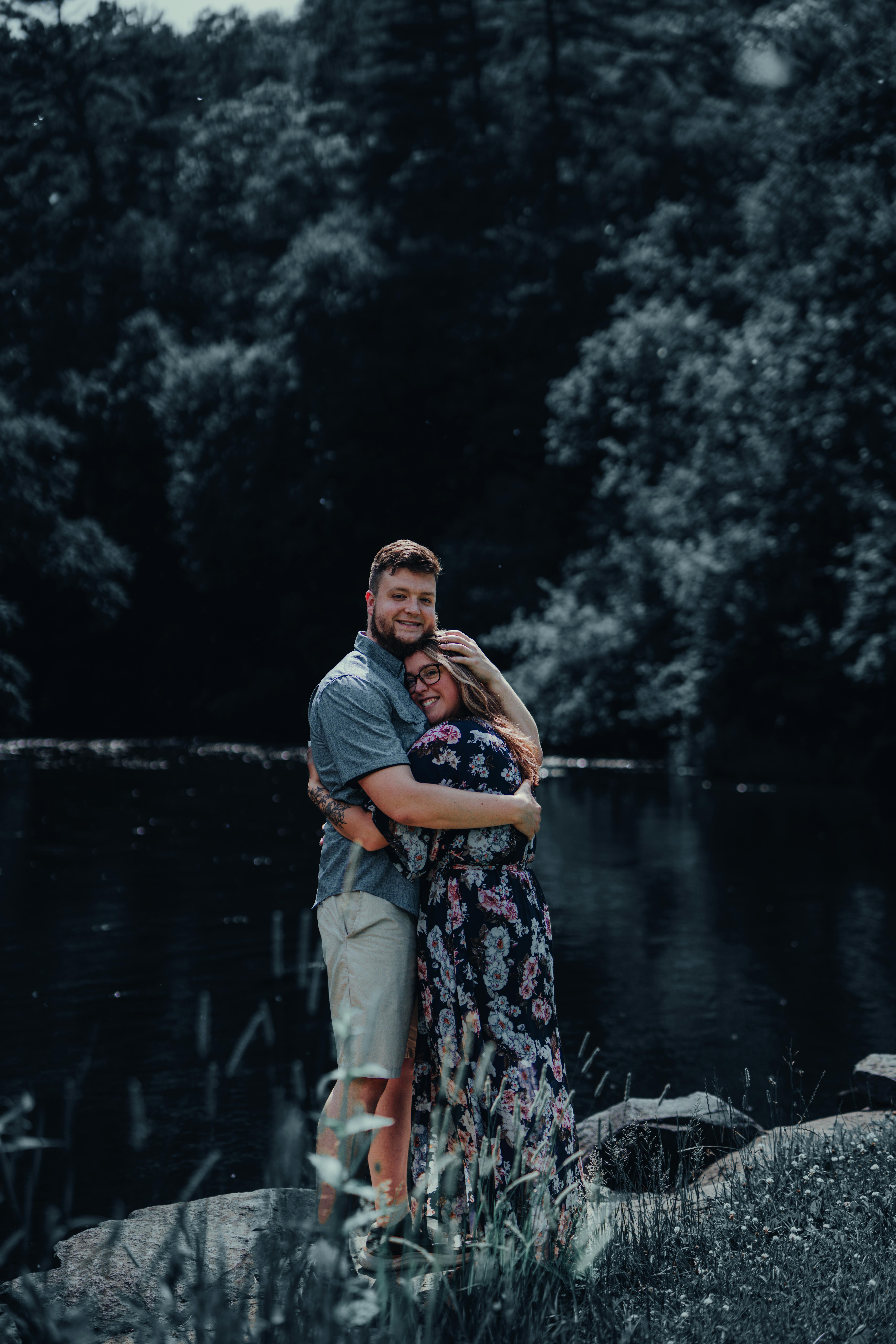A couple embracing | Source: Pexels