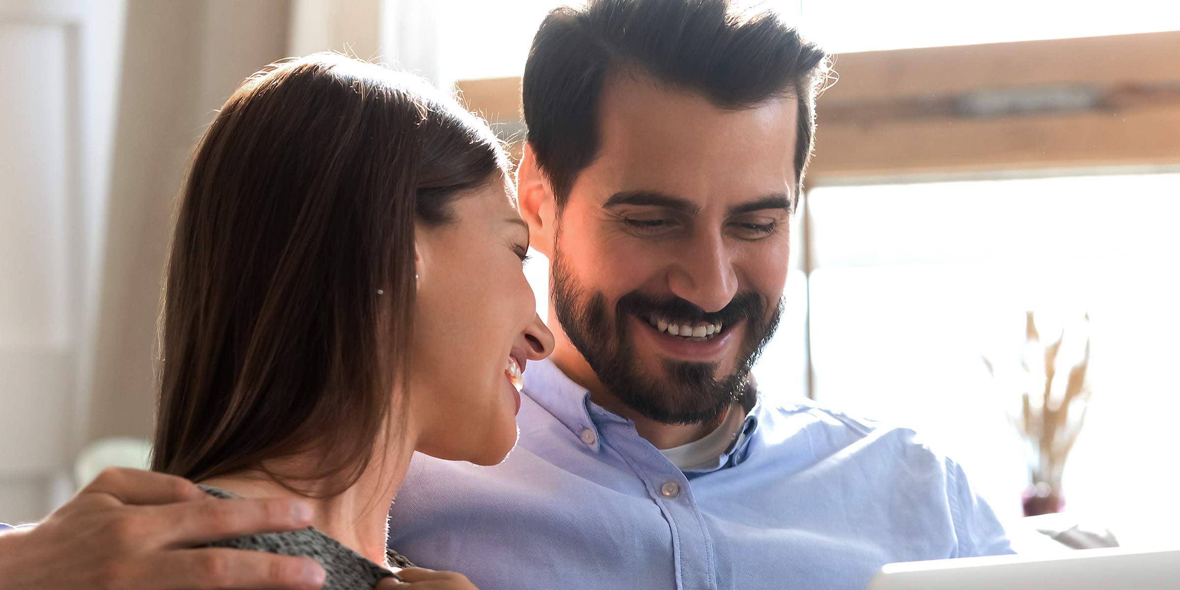 A man and a woman smiling | Source: Shutterstock
