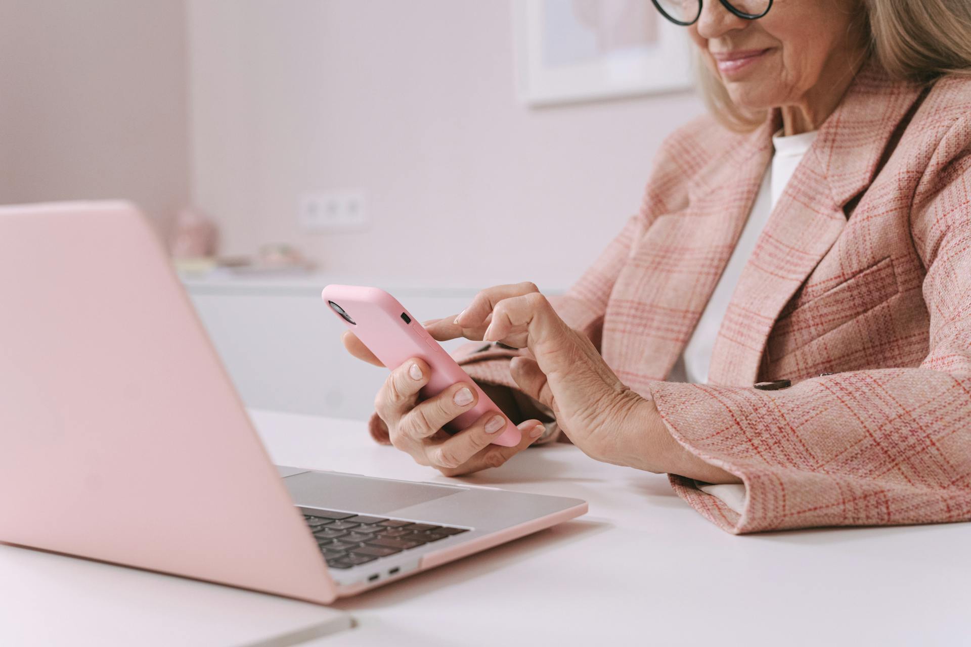A woman using her phone | Source: Pexels