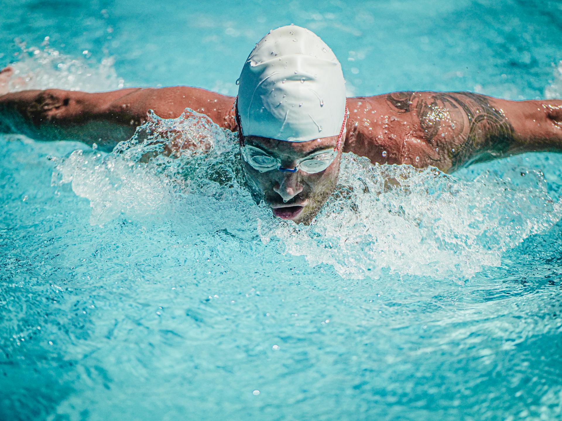 A man swimming in the pool | Source: Pexels