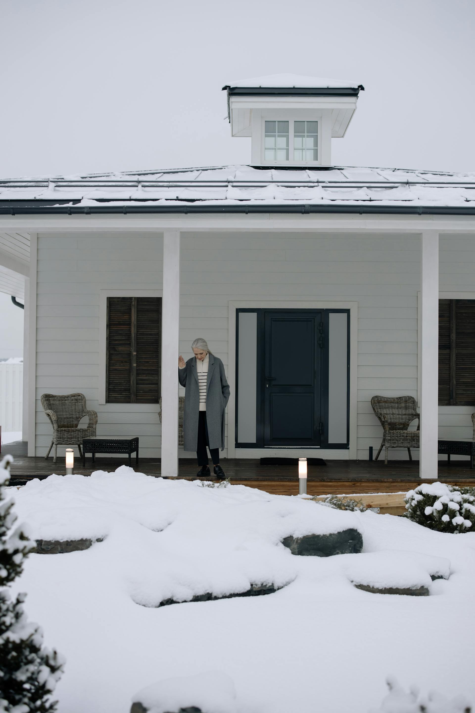 A woman outside her home | Source: Pexels