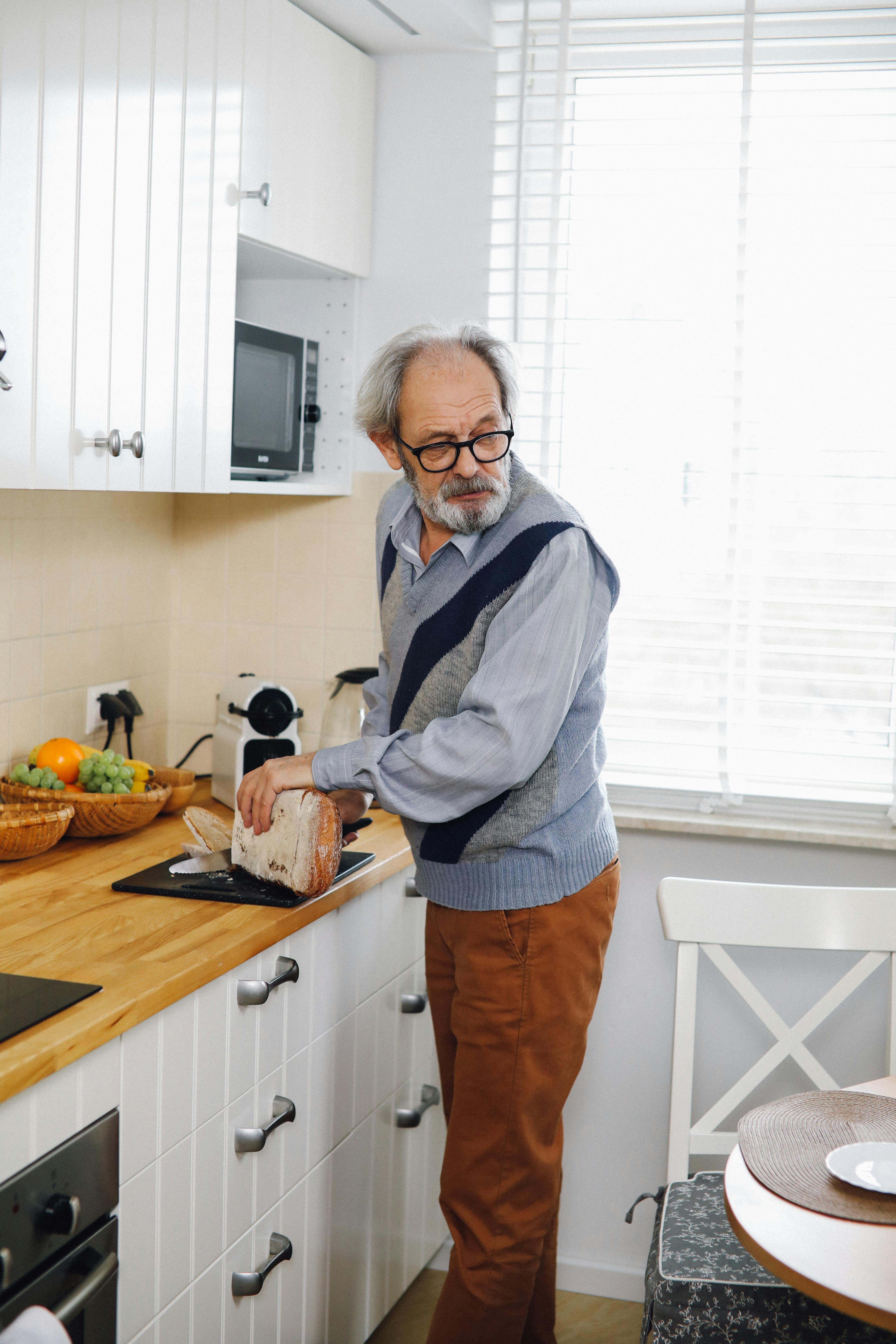 Um homem idoso em pé na cozinha | Fonte: Pexels