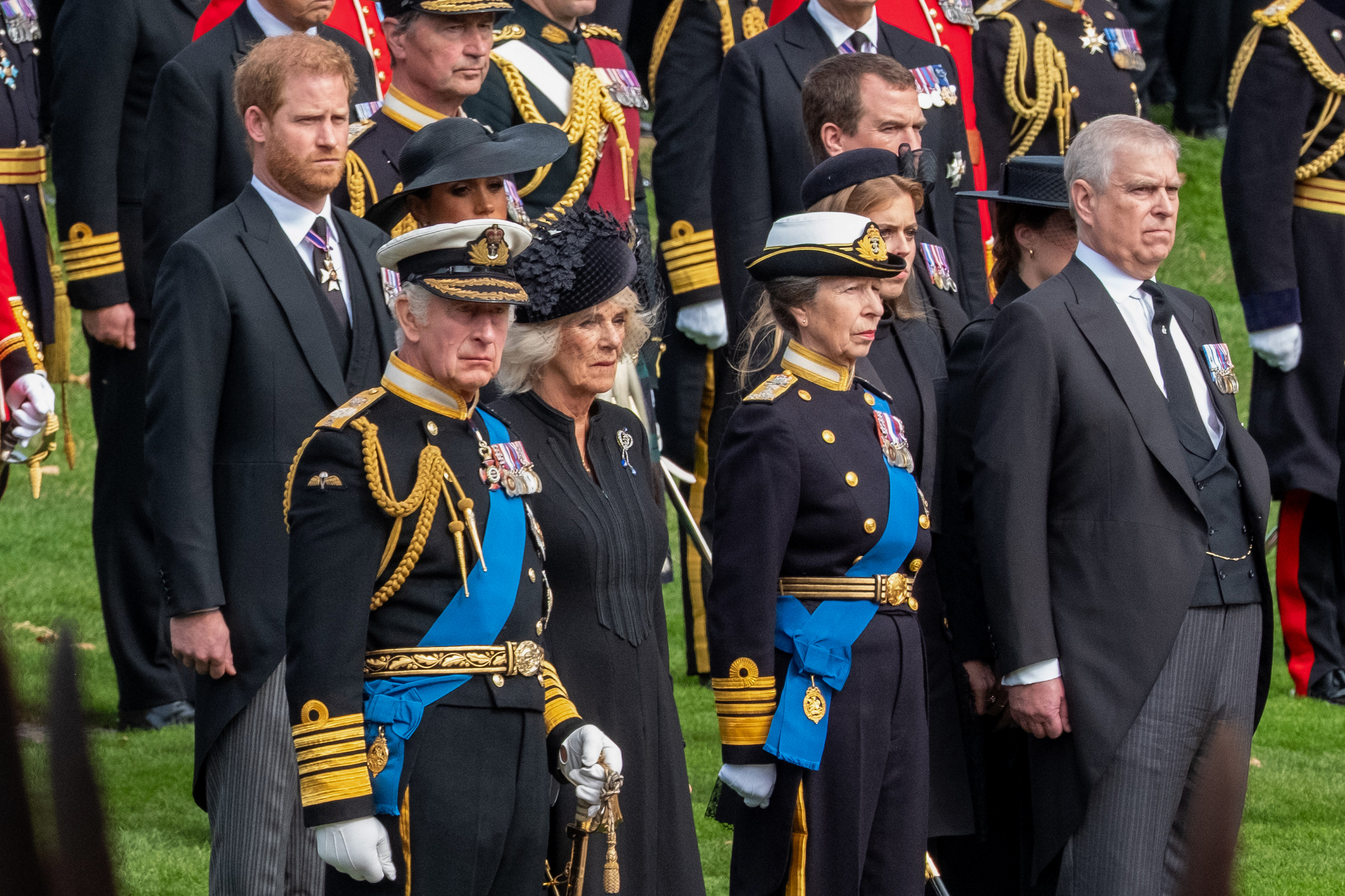King Charles III, Queen Camilla, Prince Harry the Duke of Sussex, Meghan the Duchess of Sussex, Vice Admiral Timothy Laurence, Princess Anne the Princess Royal, Andrew Mountbatten-Windsor, Princess Beatrice, Princess Eugenie and Peter Phillips watch as the coffin of Queen Elizabeth II is carried by gun carriage to Wellington Arch from Westminster Abbey on September 19, 2022 in London, England. | Source: Getty Images