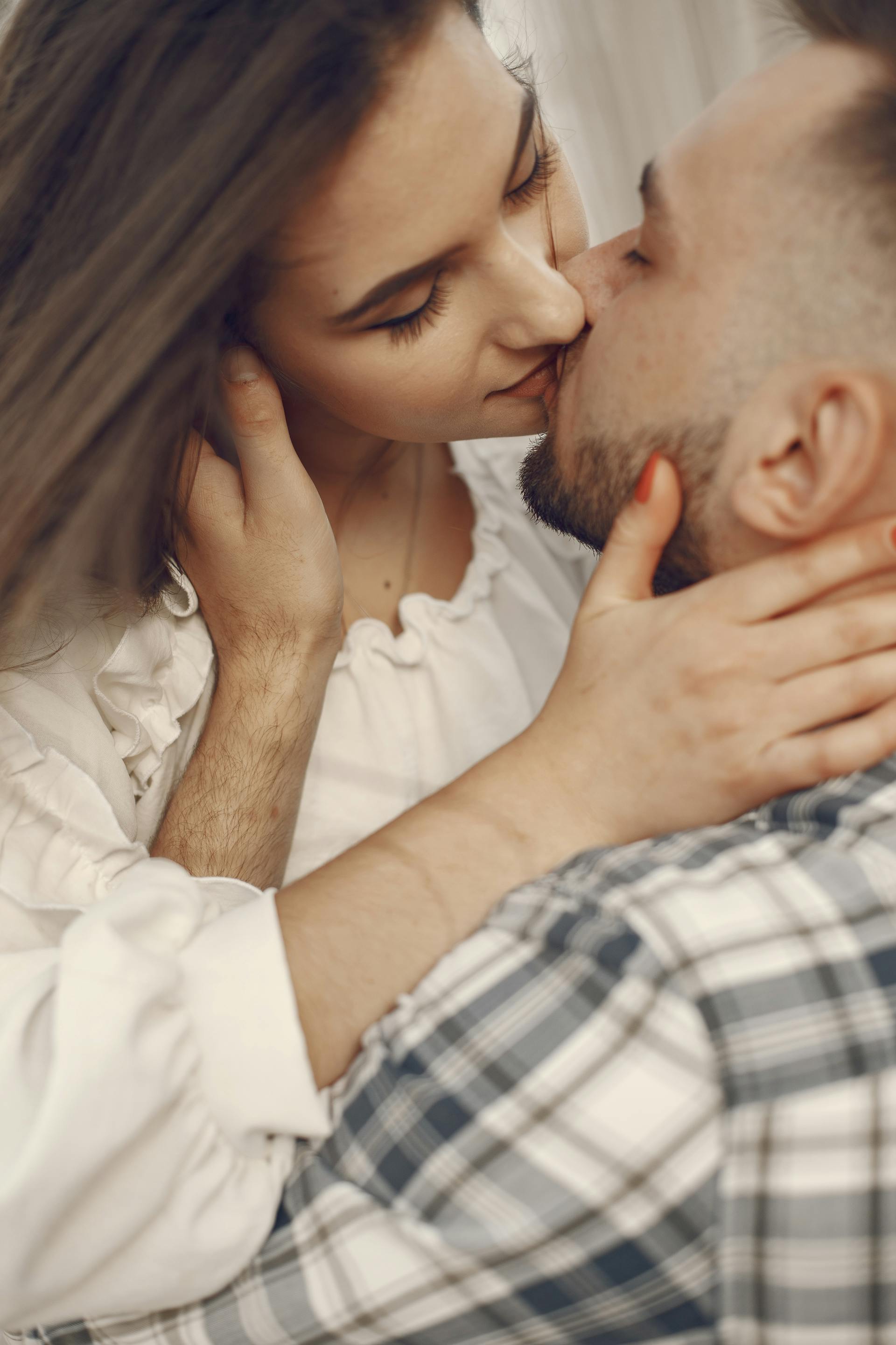 A man and woman embracing and kissing | Source: Pexels