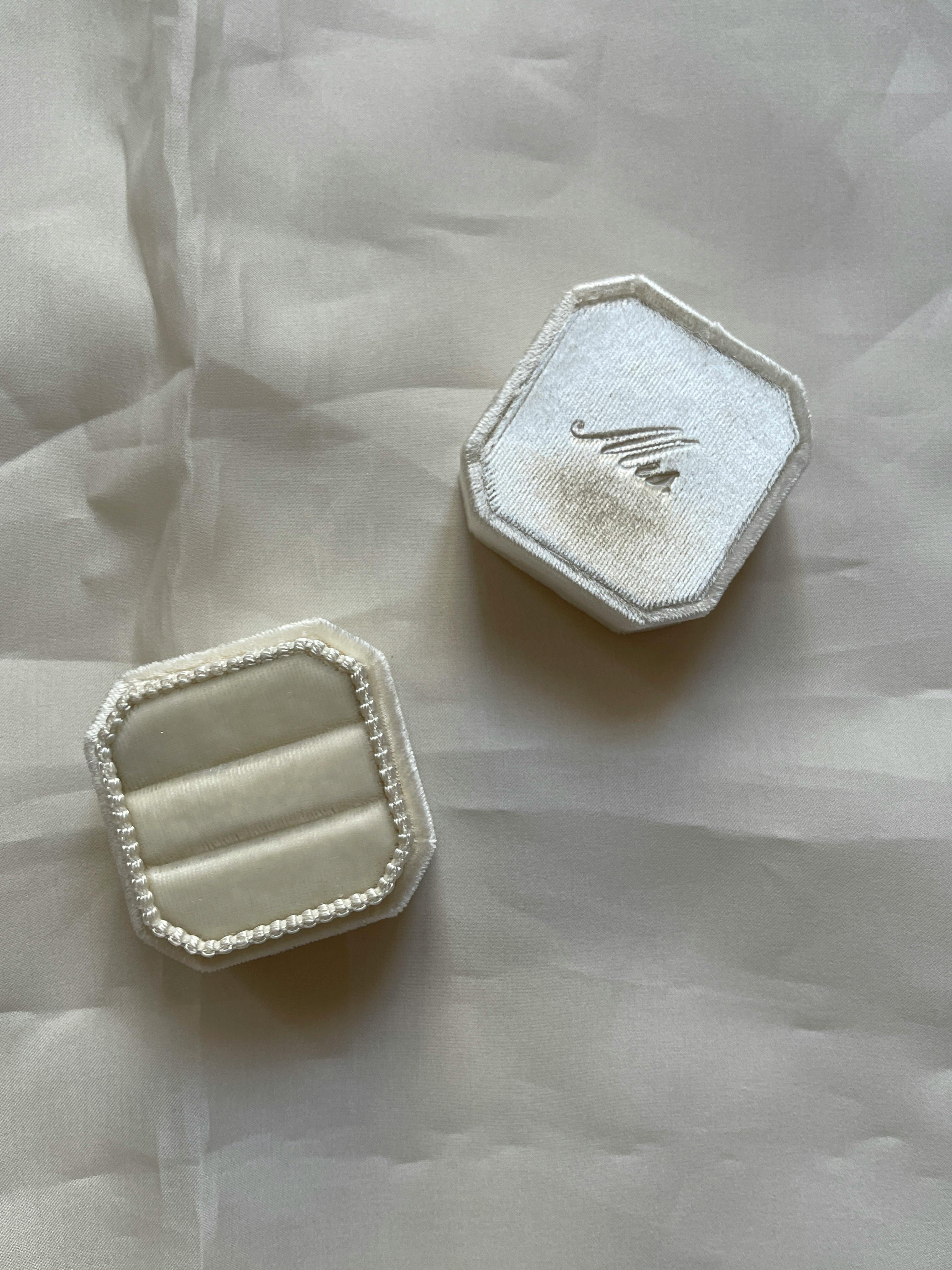 A white velvet box | Source: Pexels