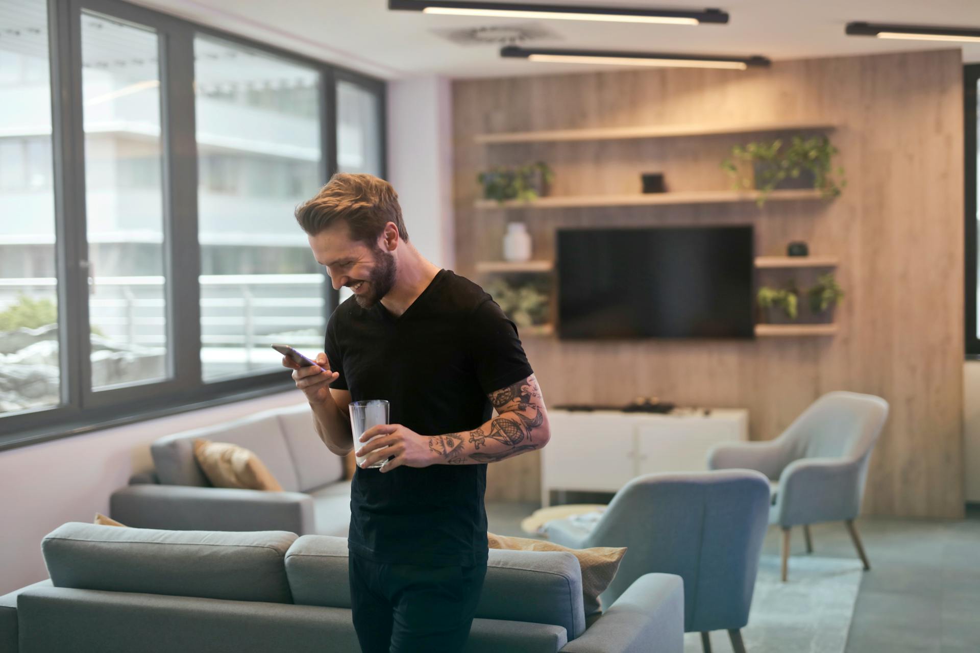 A man using his phone | Source: Pexels