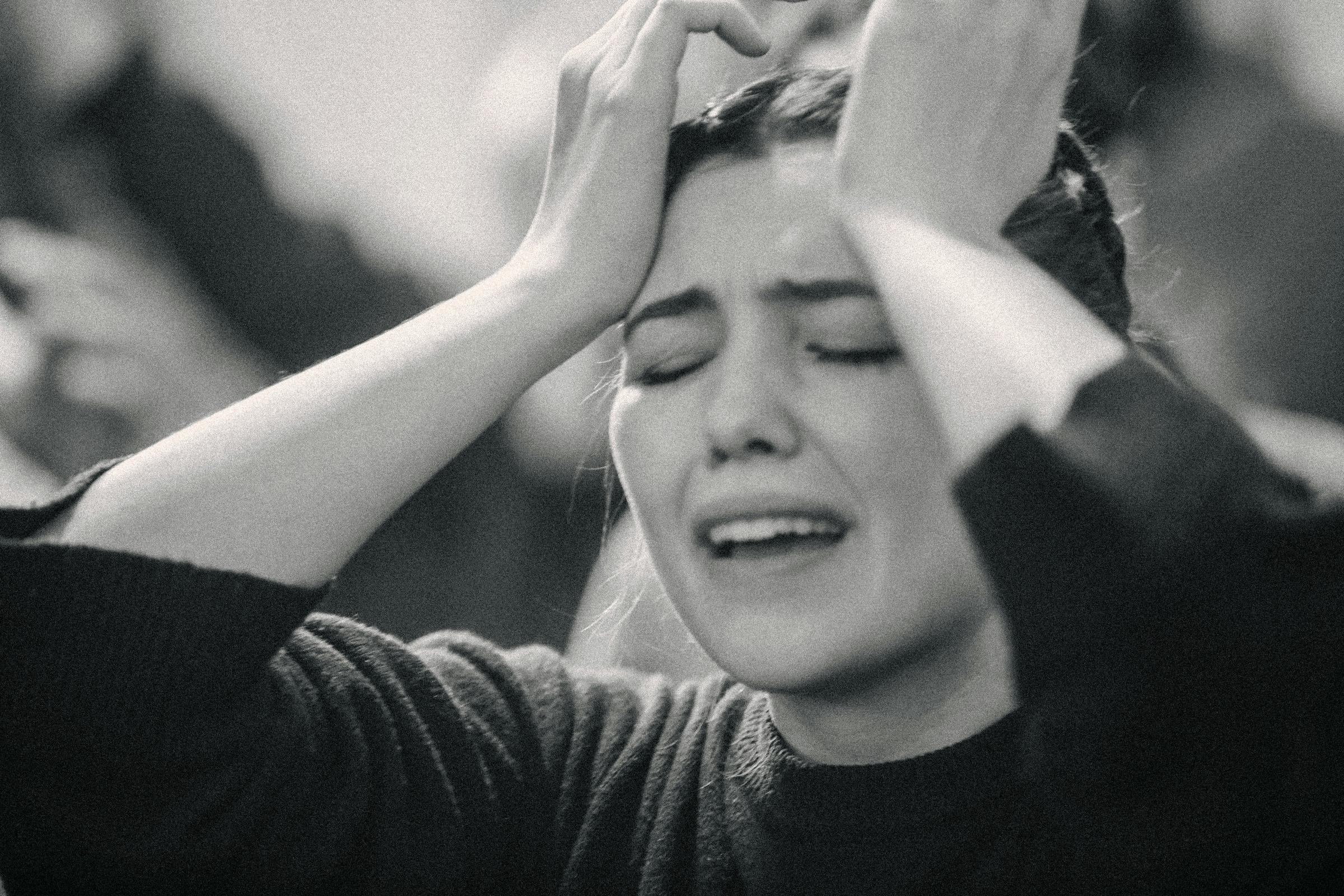 An upset girl with her hands on her head | Source: Unsplash