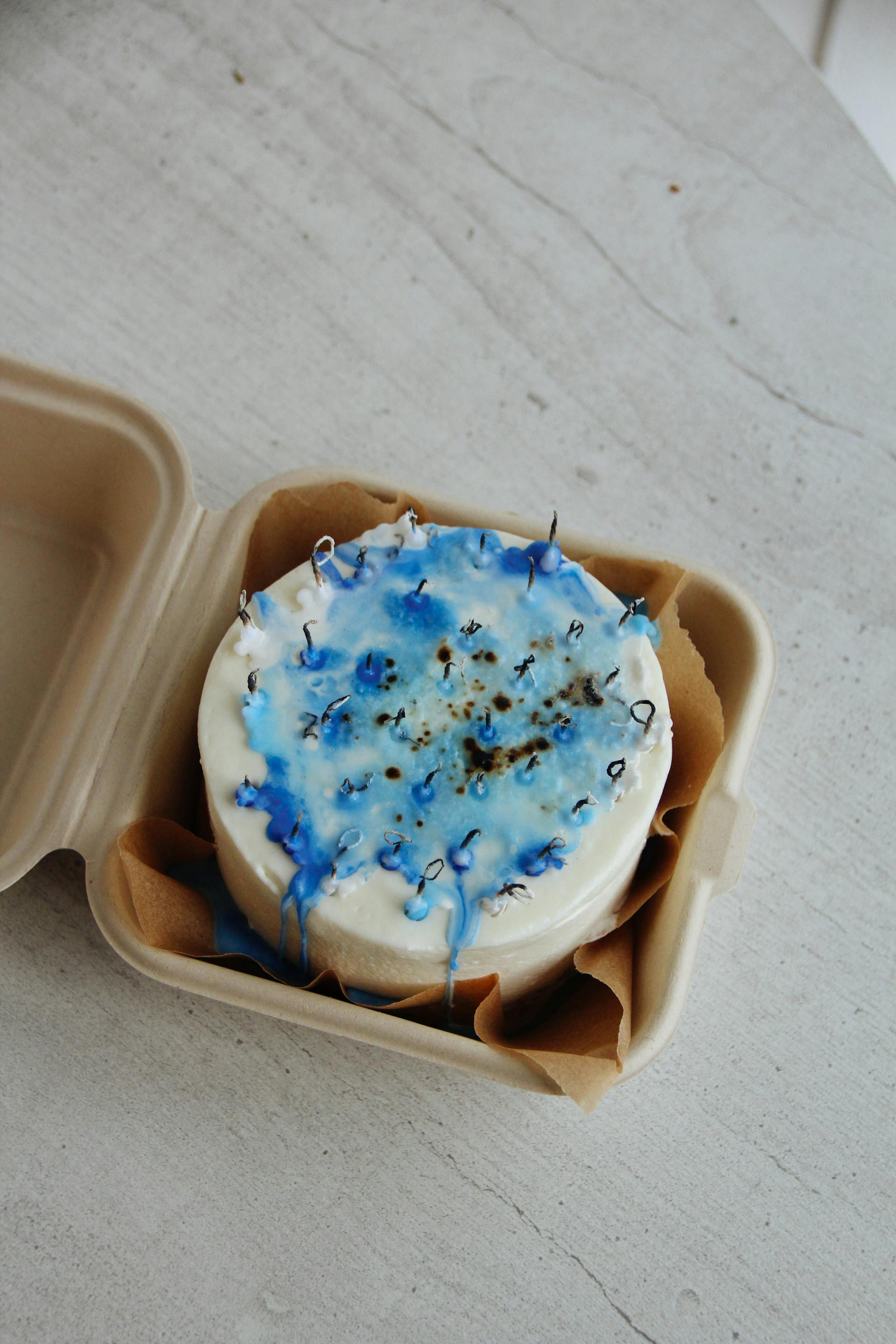 A ruined birthday cake in a box | Source: Pexels