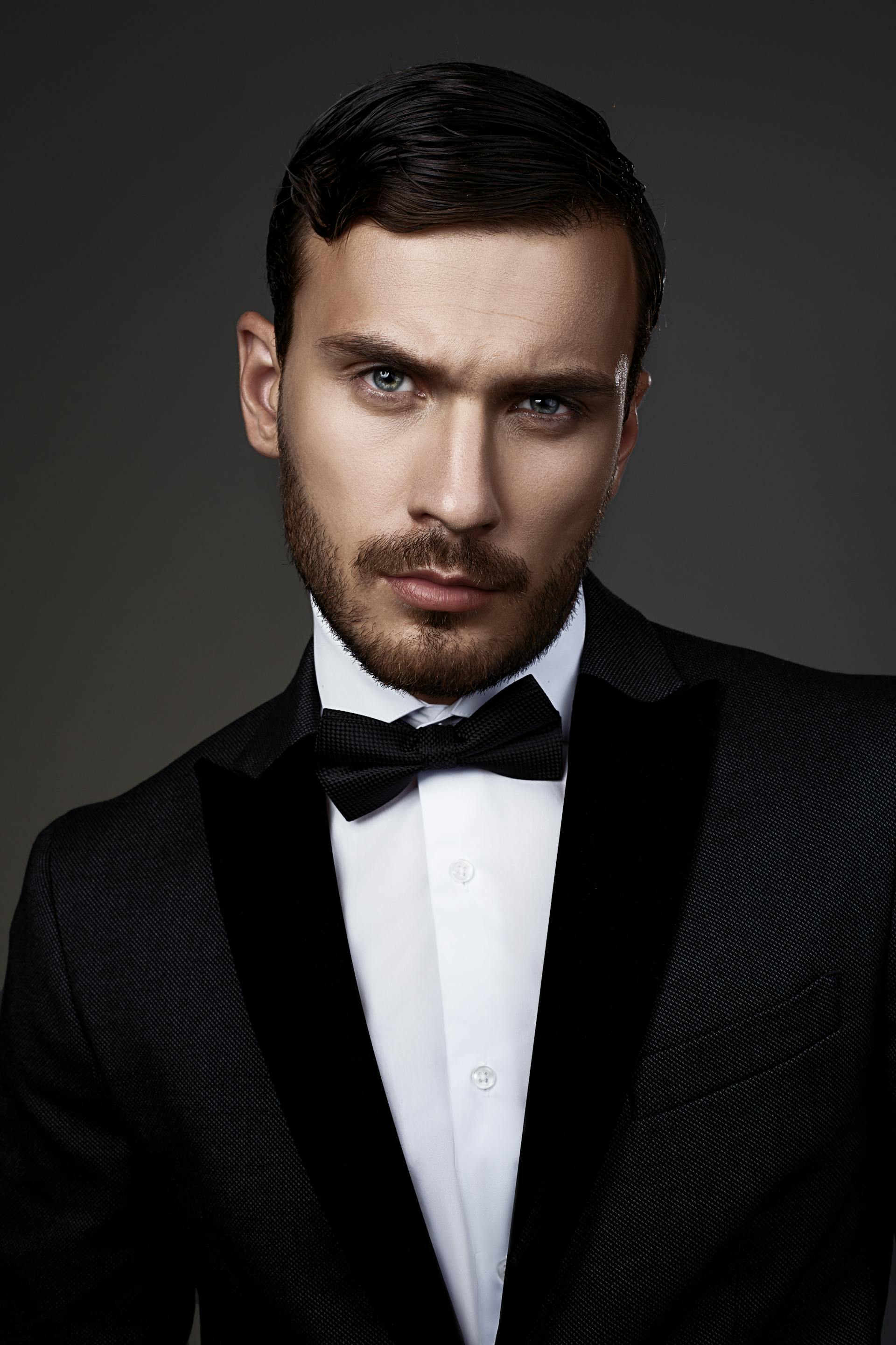 A man in a tuxedo looking confused | Source: Pexels