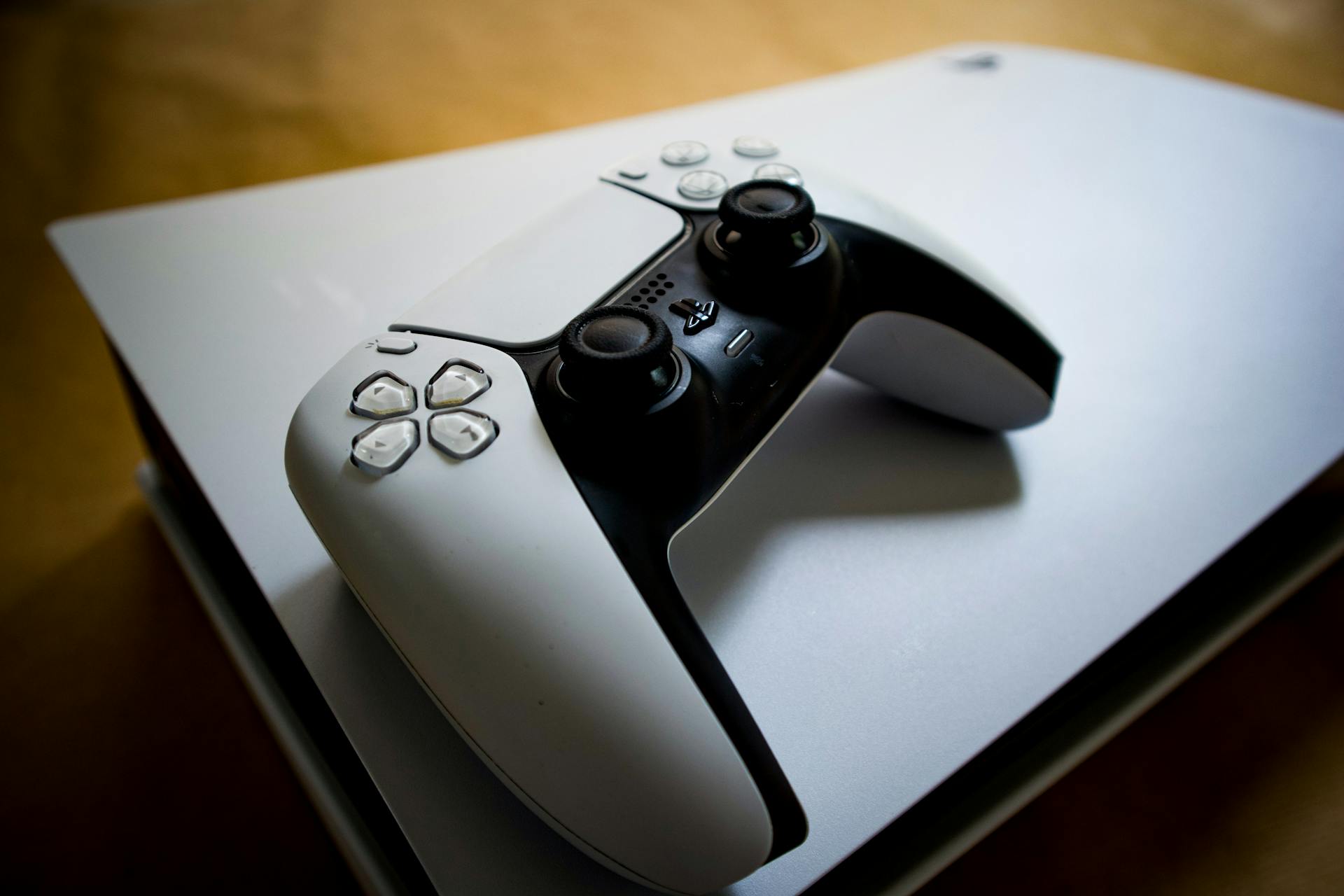 A PlayStation 5 and remote | Source: Pexels