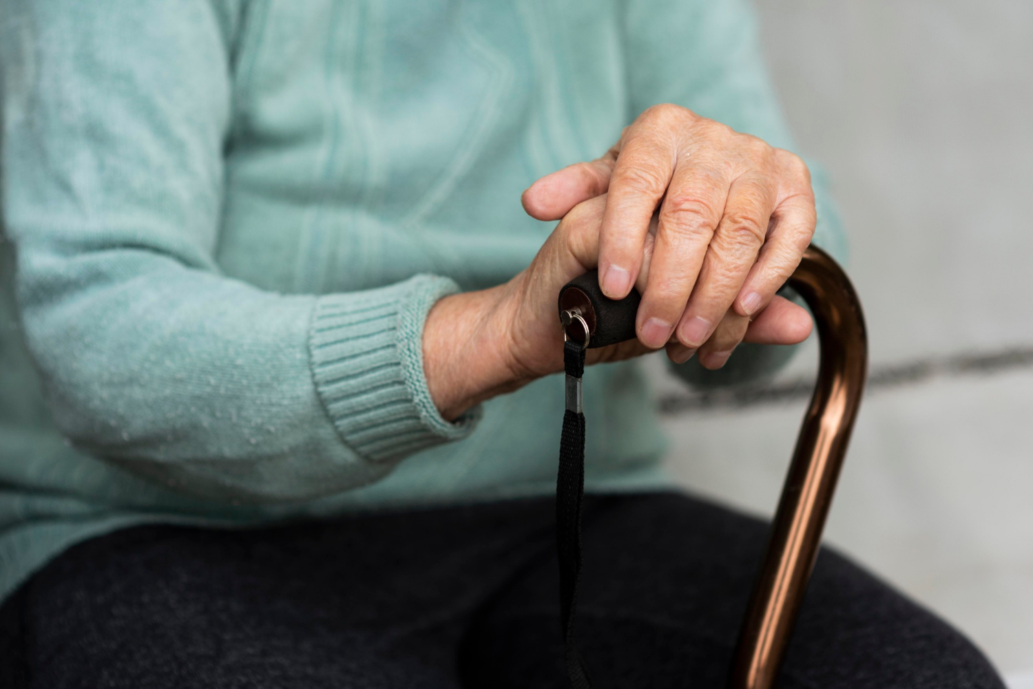 An elderly woman holding a cane | Source: Freepik