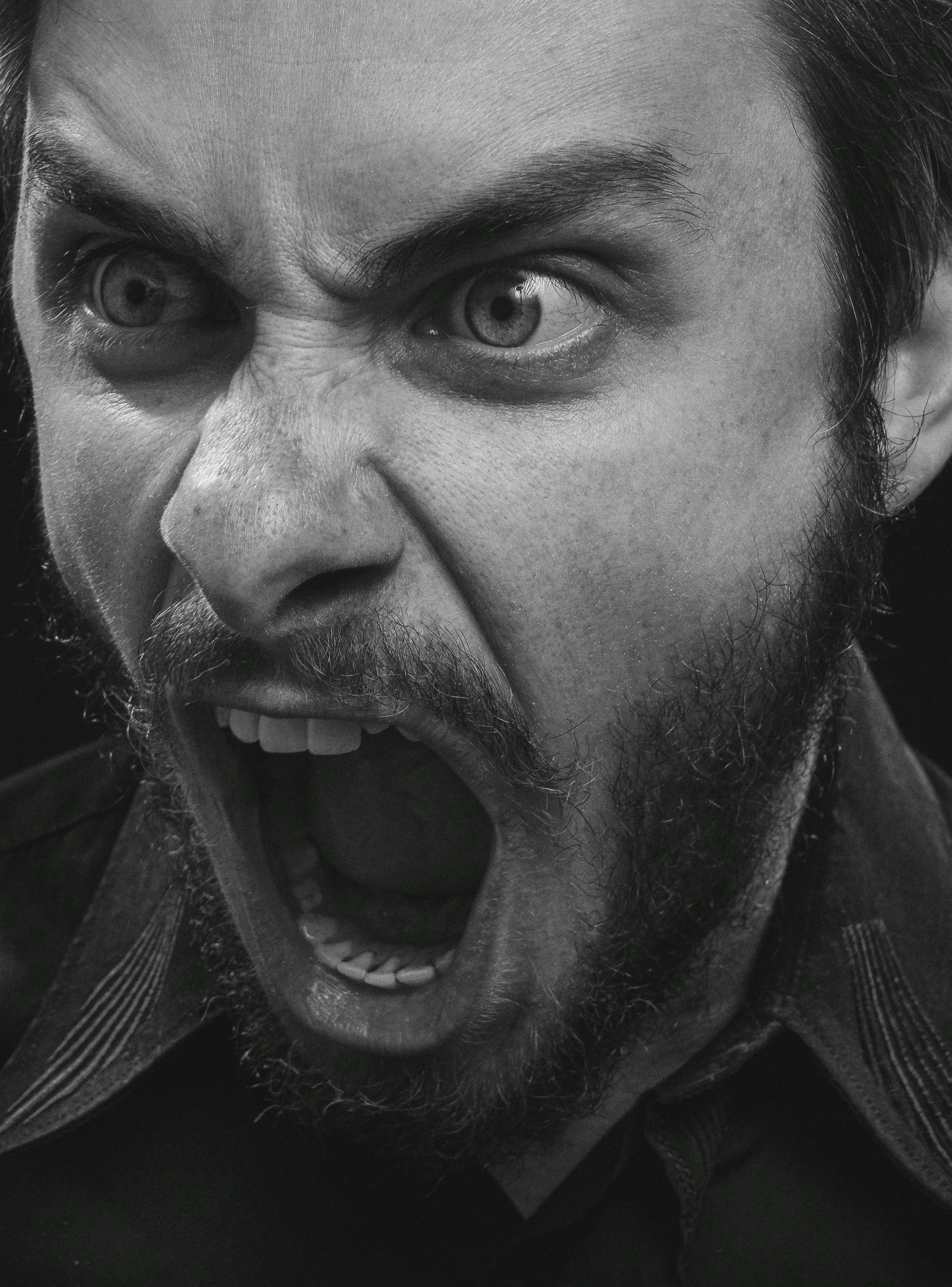 A close-up of a man shouting | Source: Pexels