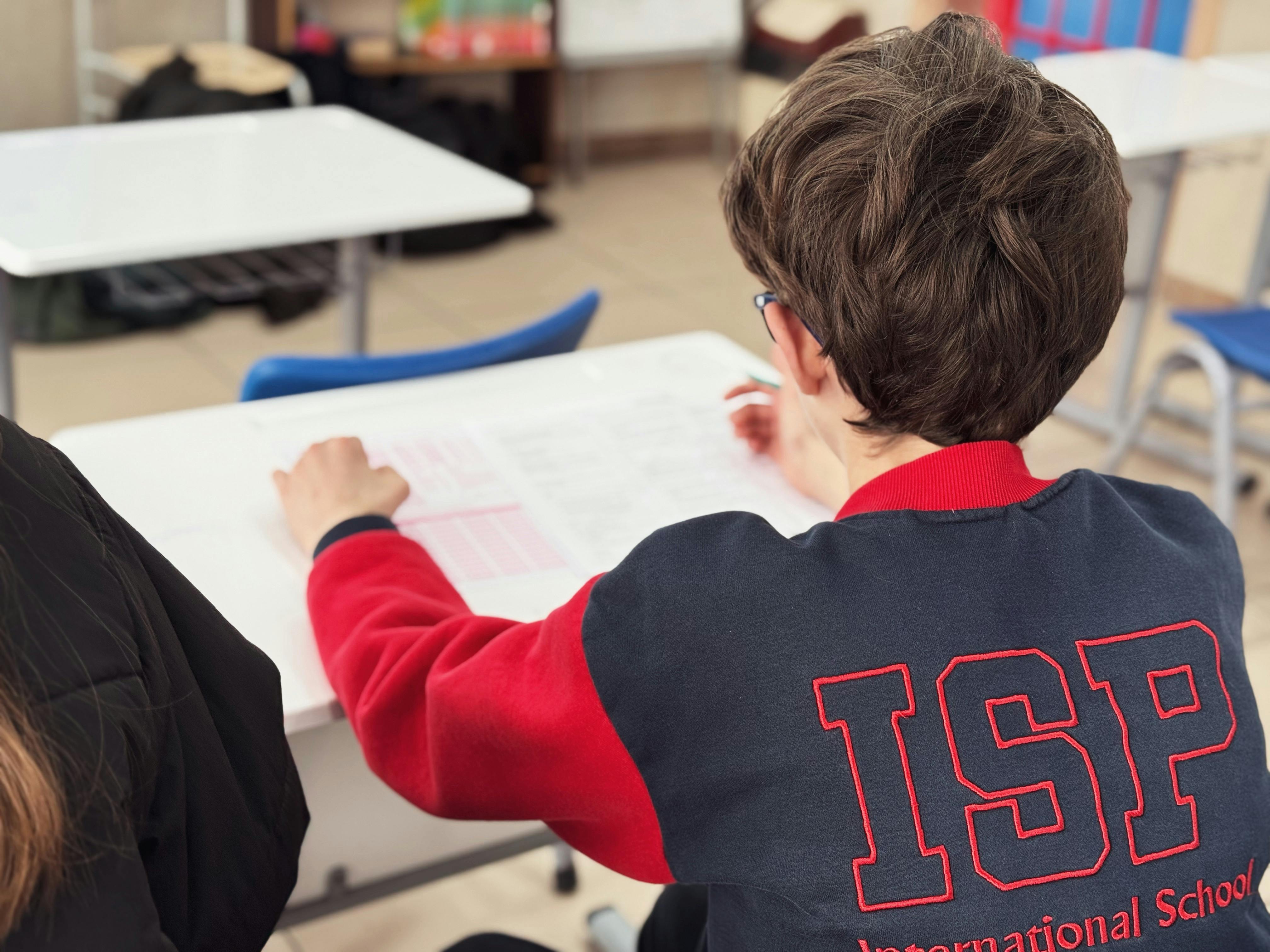 A boy sitting in a classroom | Source: Pexels