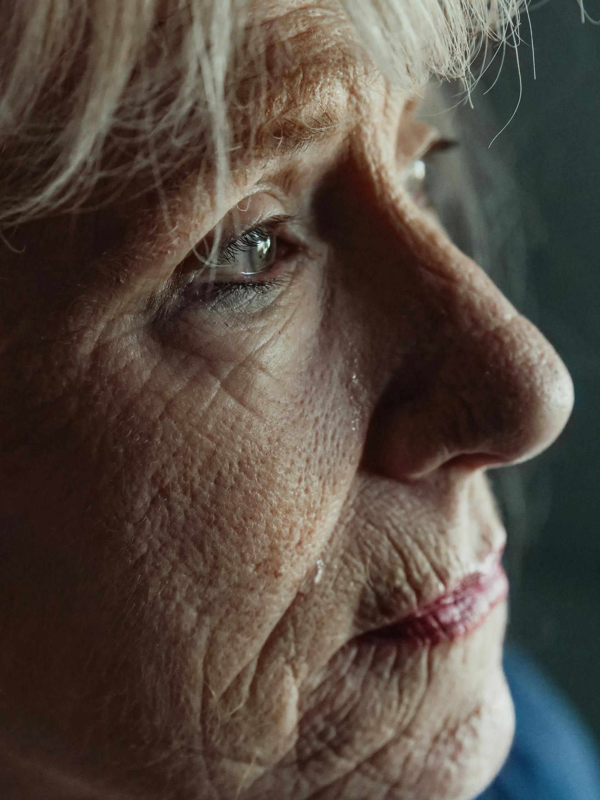 A sad older woman | Source: Pexels