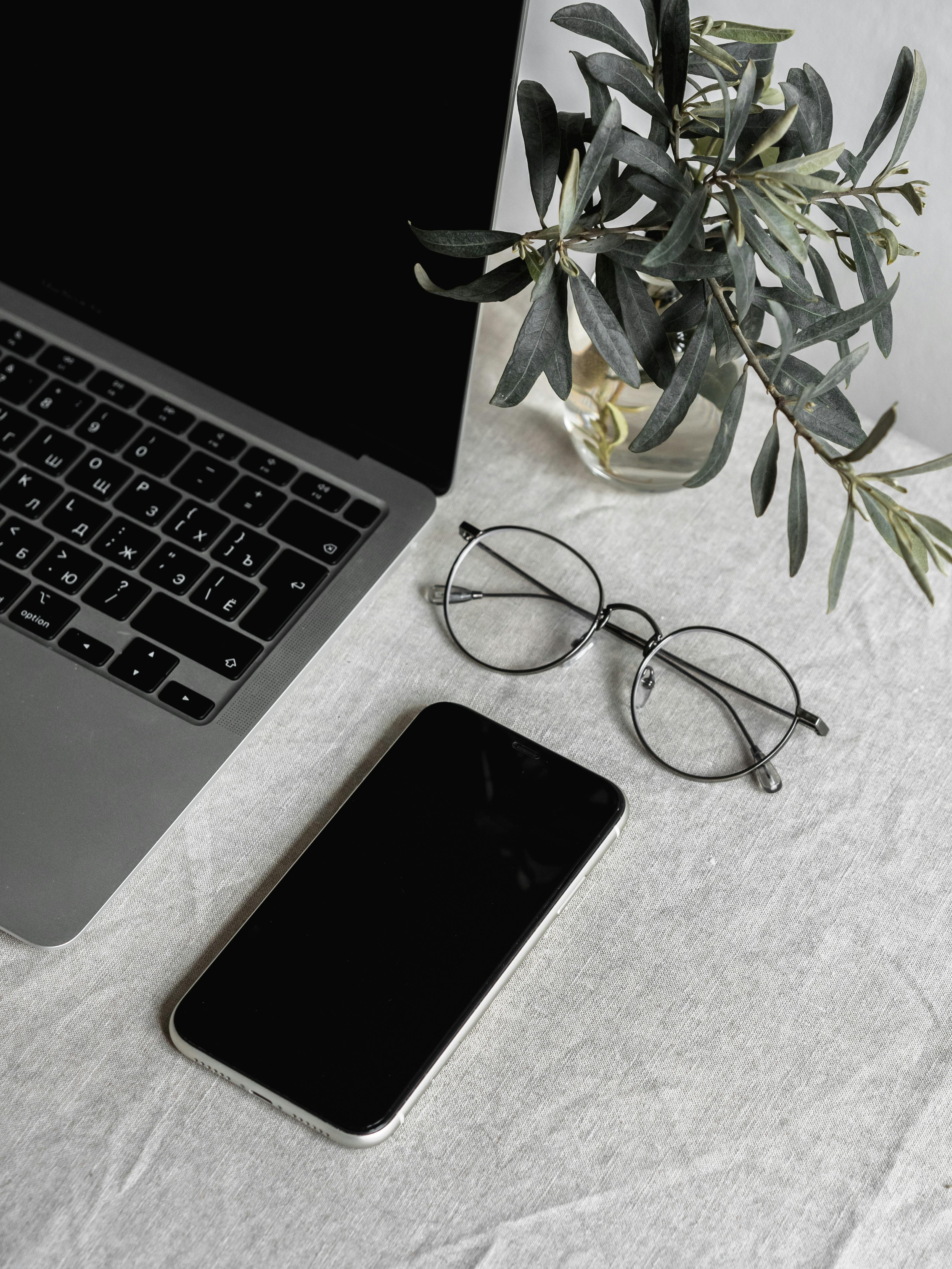 A cellphone on a table | Source: Pexels