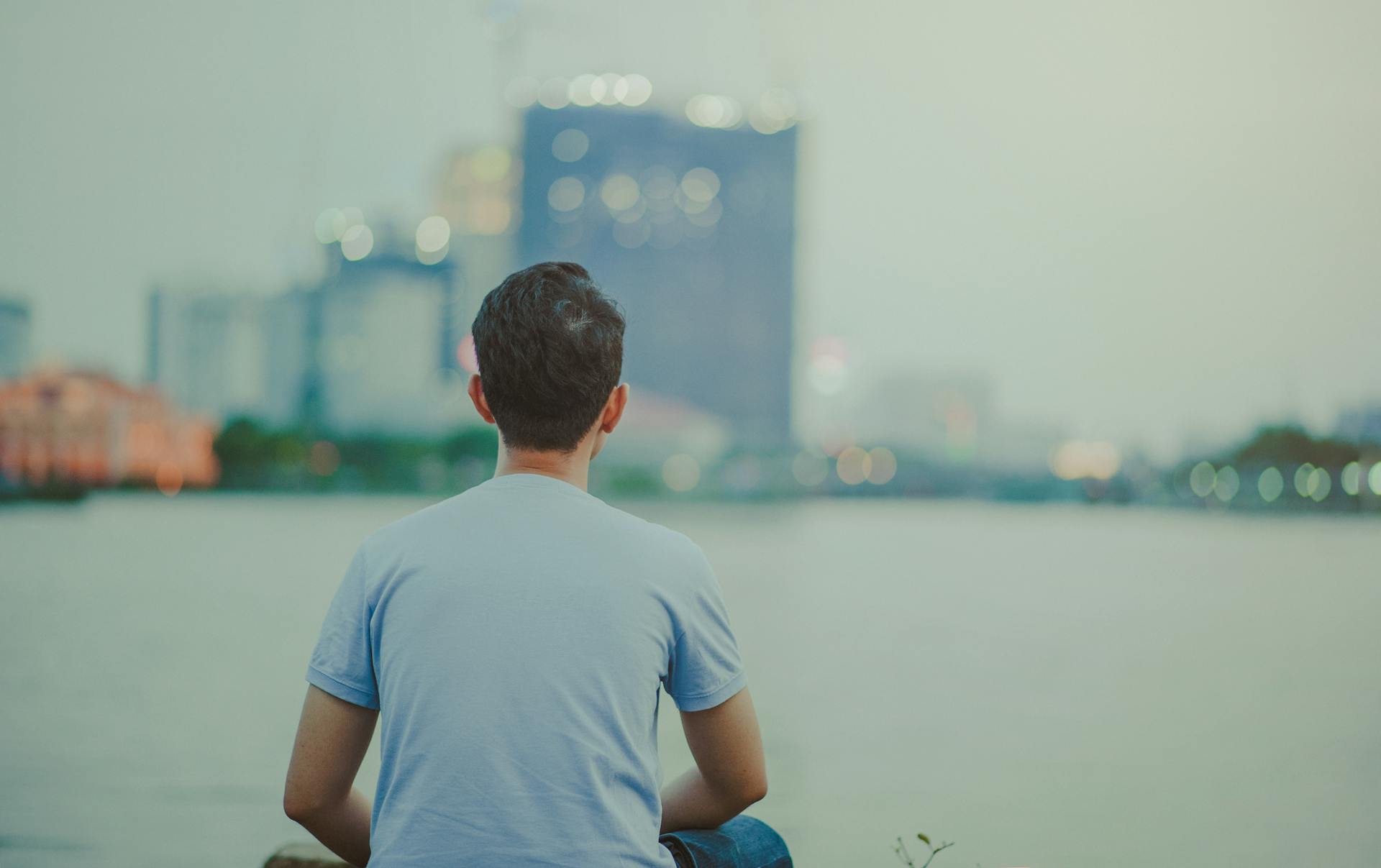 A back-view shot of a man | Source: Pexels