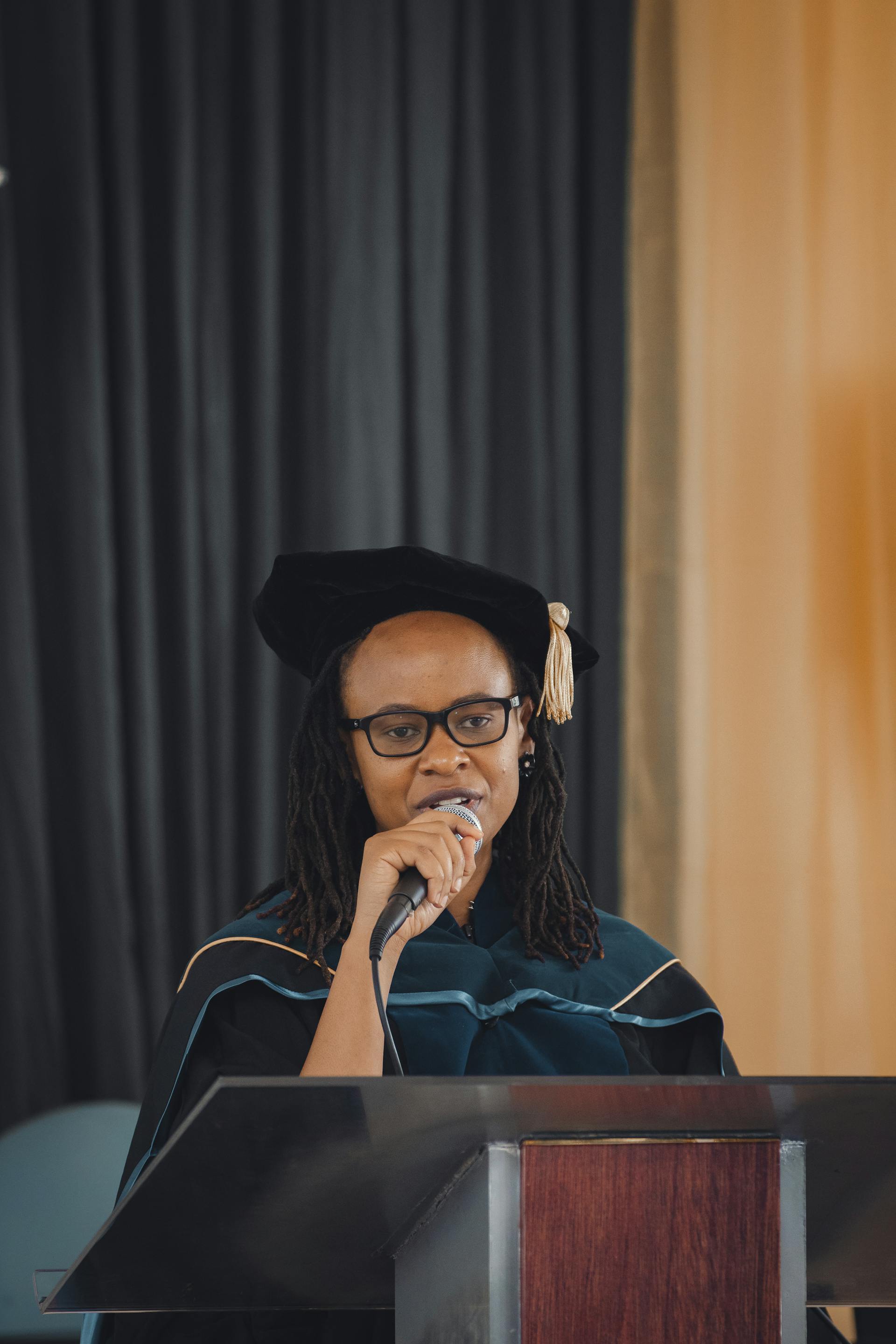 A woman making a speech during a graduation ceremony | Source: Pexels