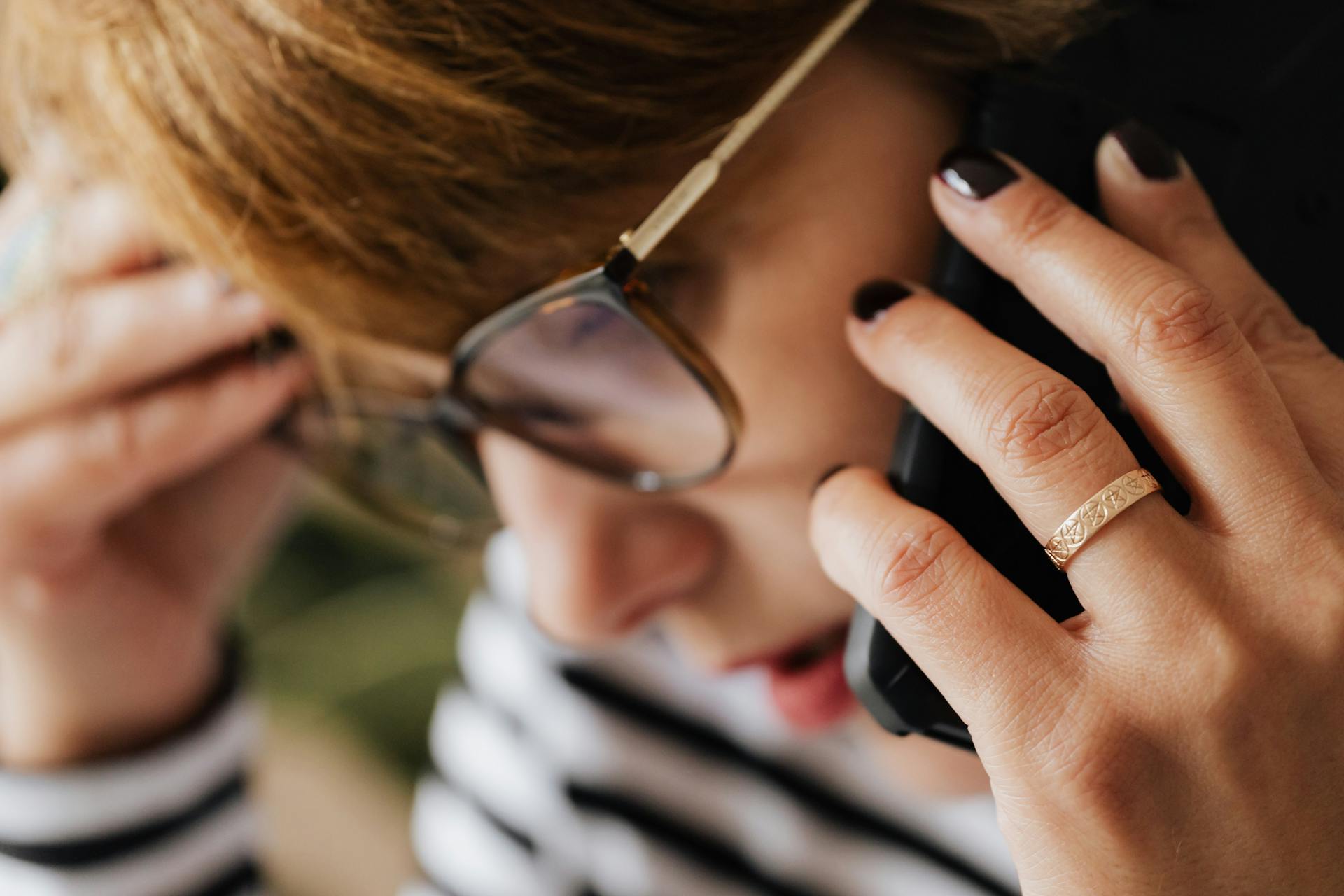 A shocked woman using her phone | Source: Pexels