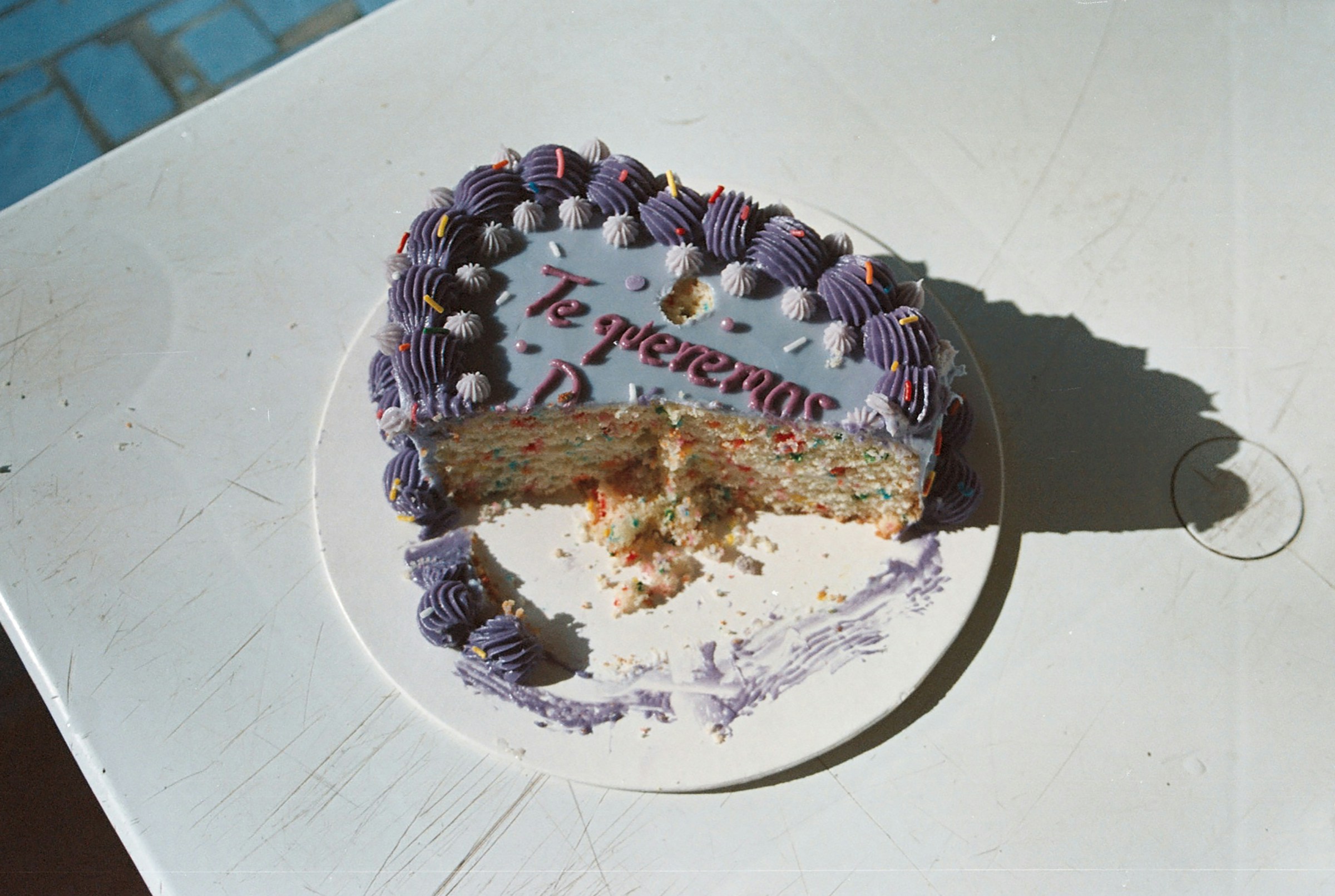 A half-eaten cake sitting on top of a table | Source: Unsplash