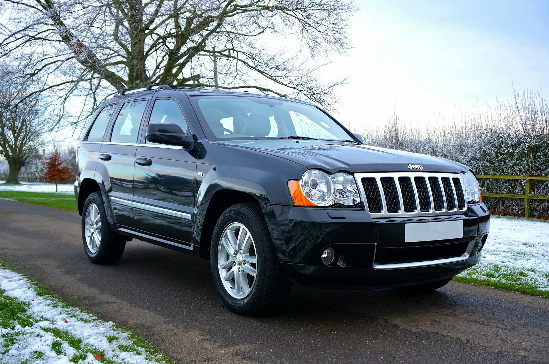 An SUV on a road | Source: Pexels