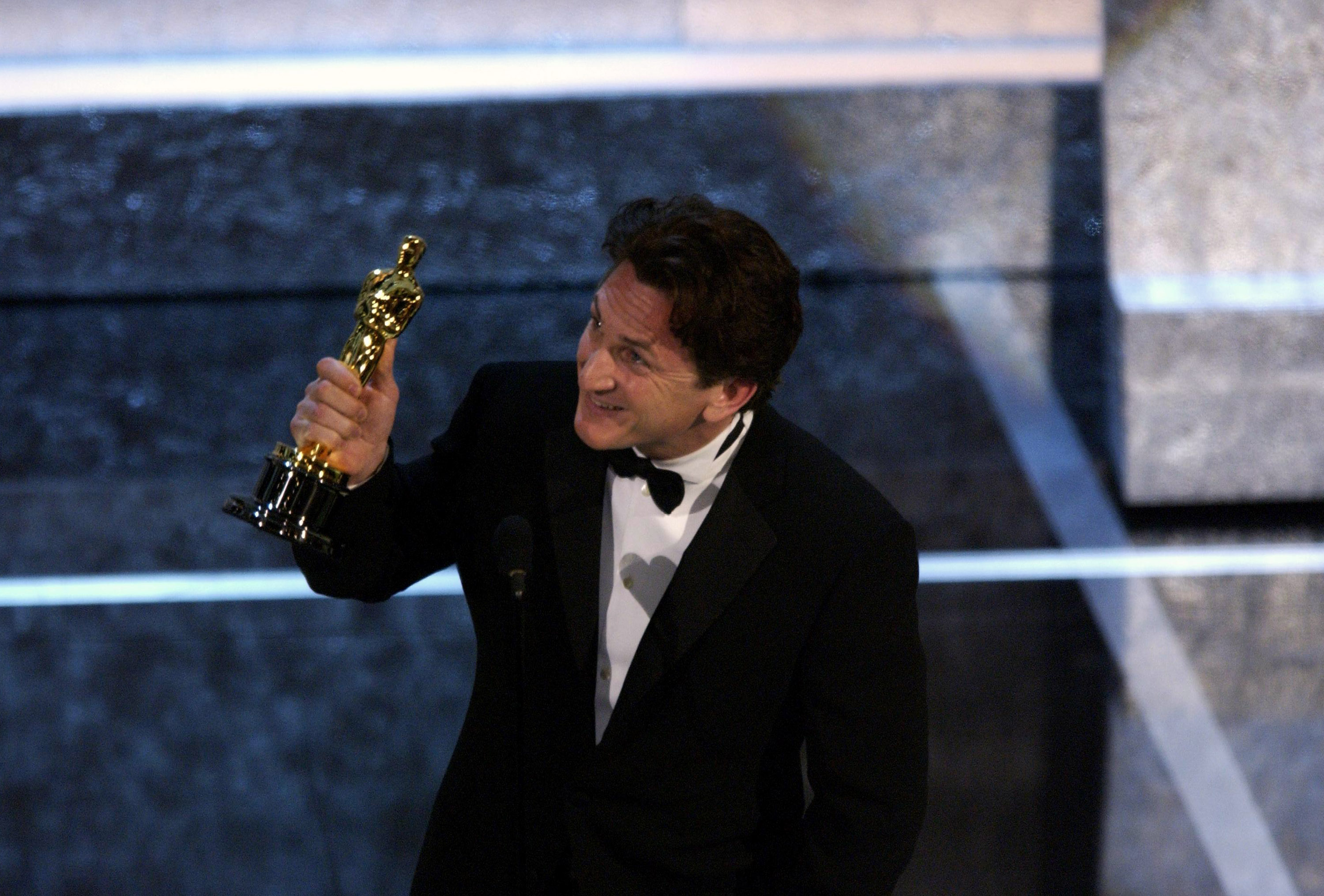 Sean Penn winner of the 2004 Oscars Best Actor Award for "Mystic River" on February 29, 2004. | Source: Getty Images: