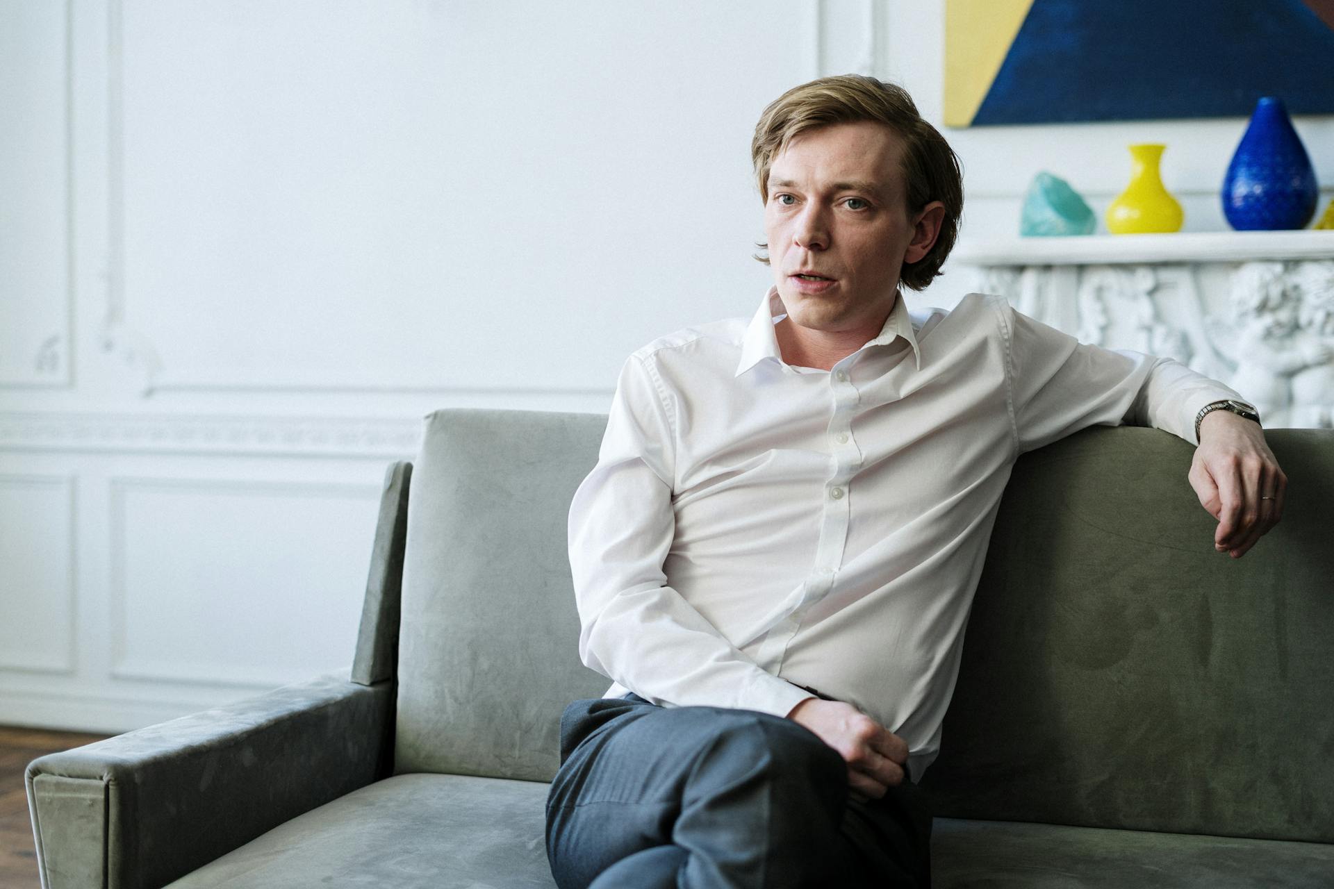 A man sitting on a couch | Source: Pexels