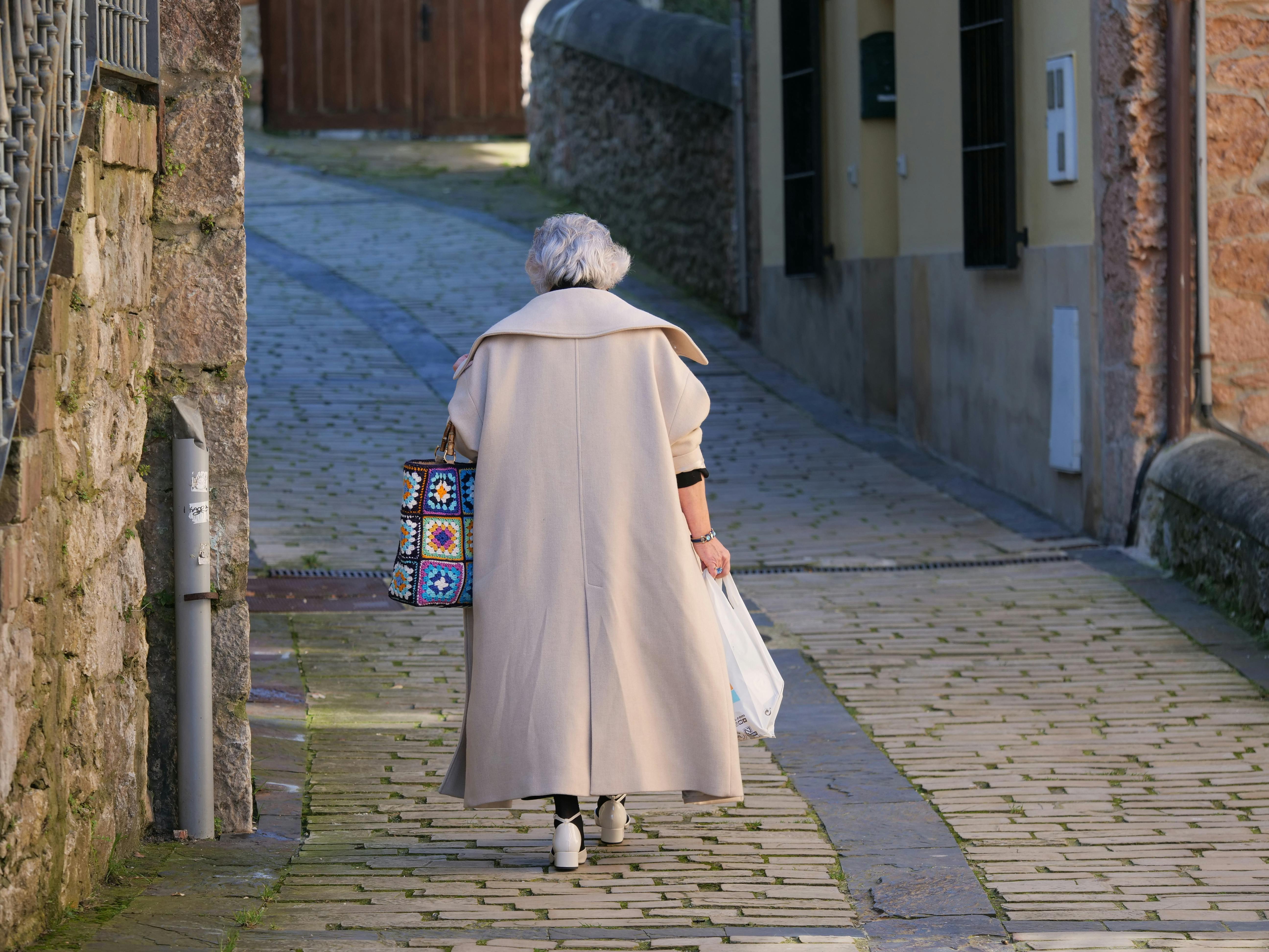 An old woman walking down a street | Source: Pexels