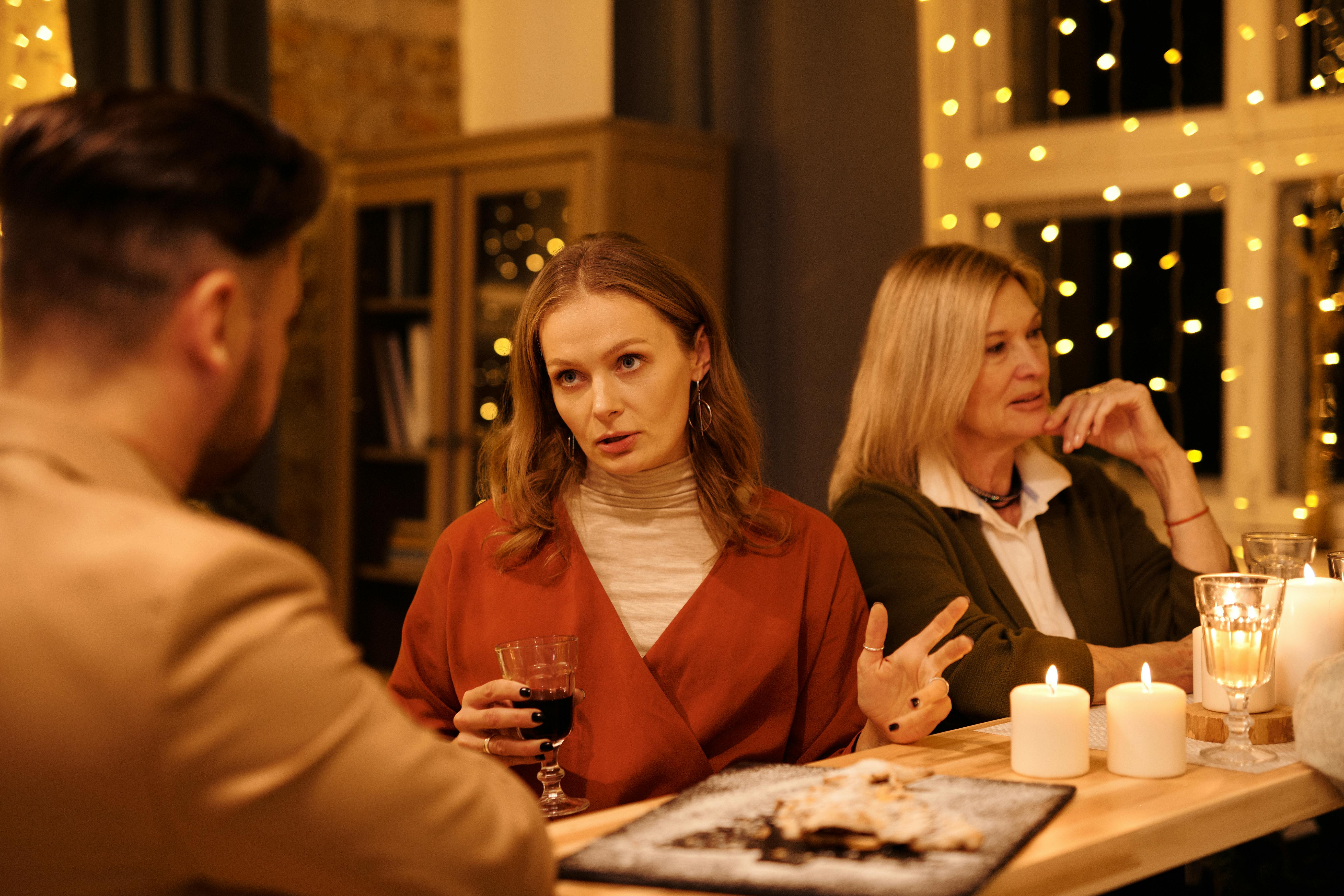 People having a conversation during dinner | Source: Pexels