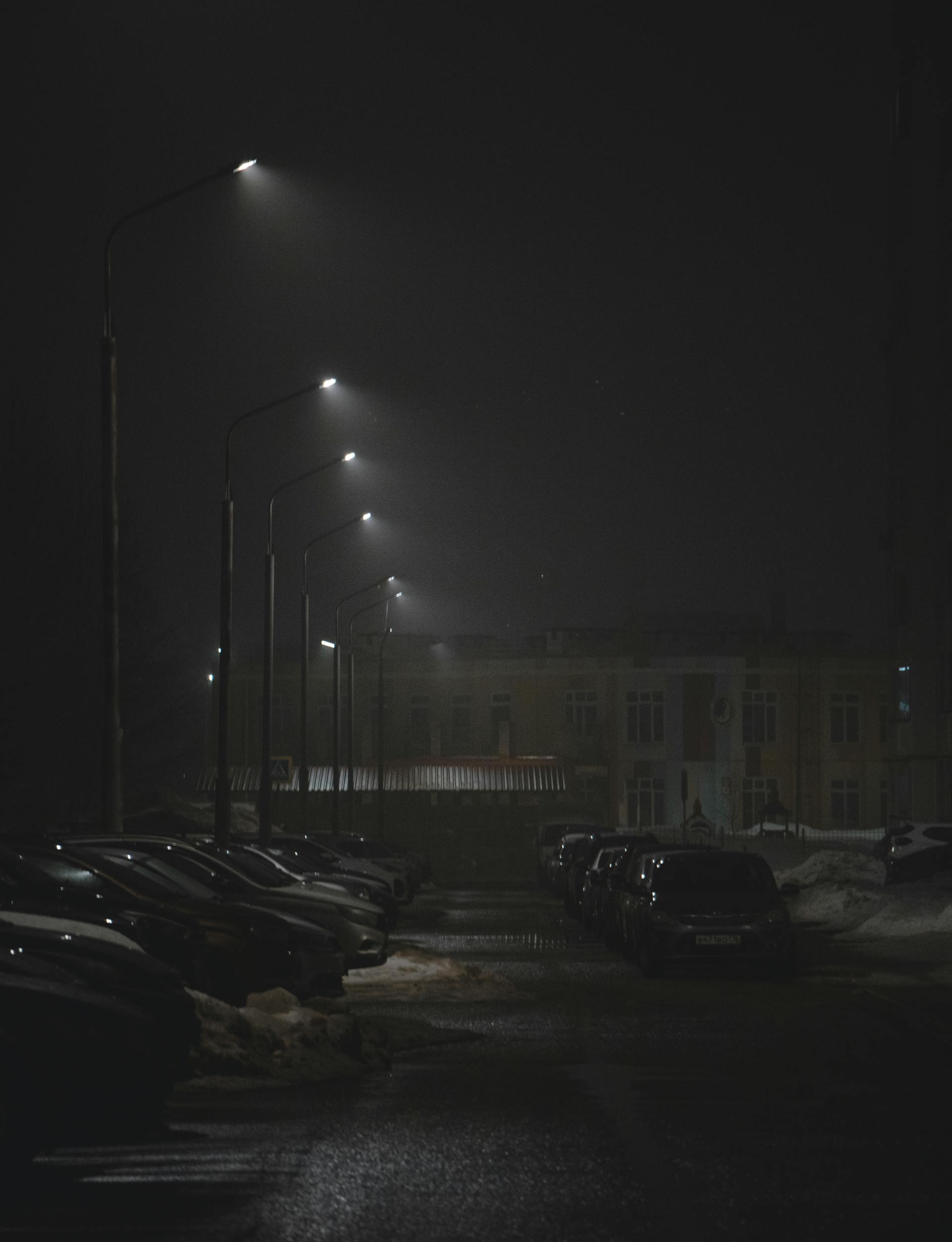 Um estacionamento mal iluminado | Fonte: Pexels
