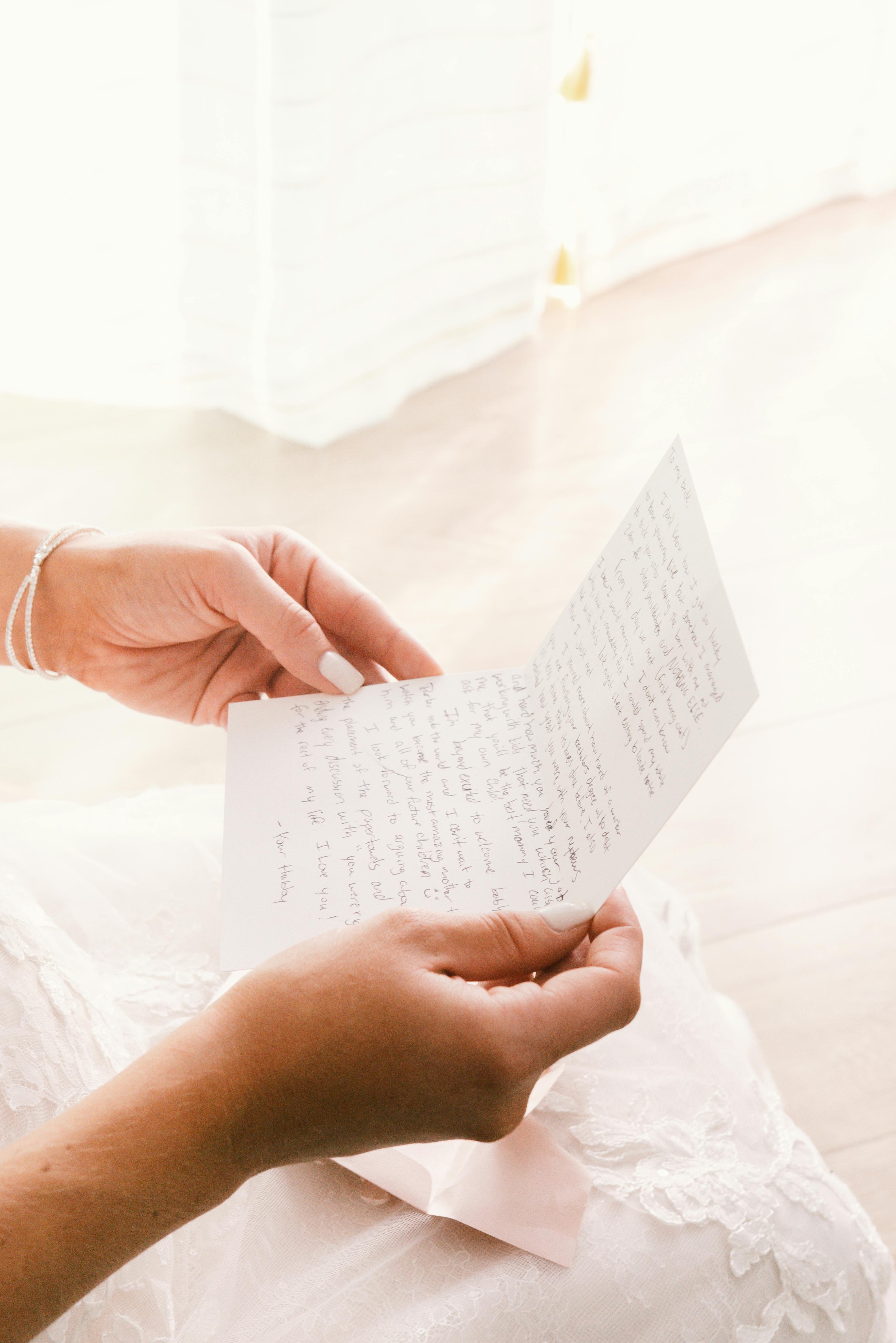 A woman holding a handwritten letter | Source: Pexels