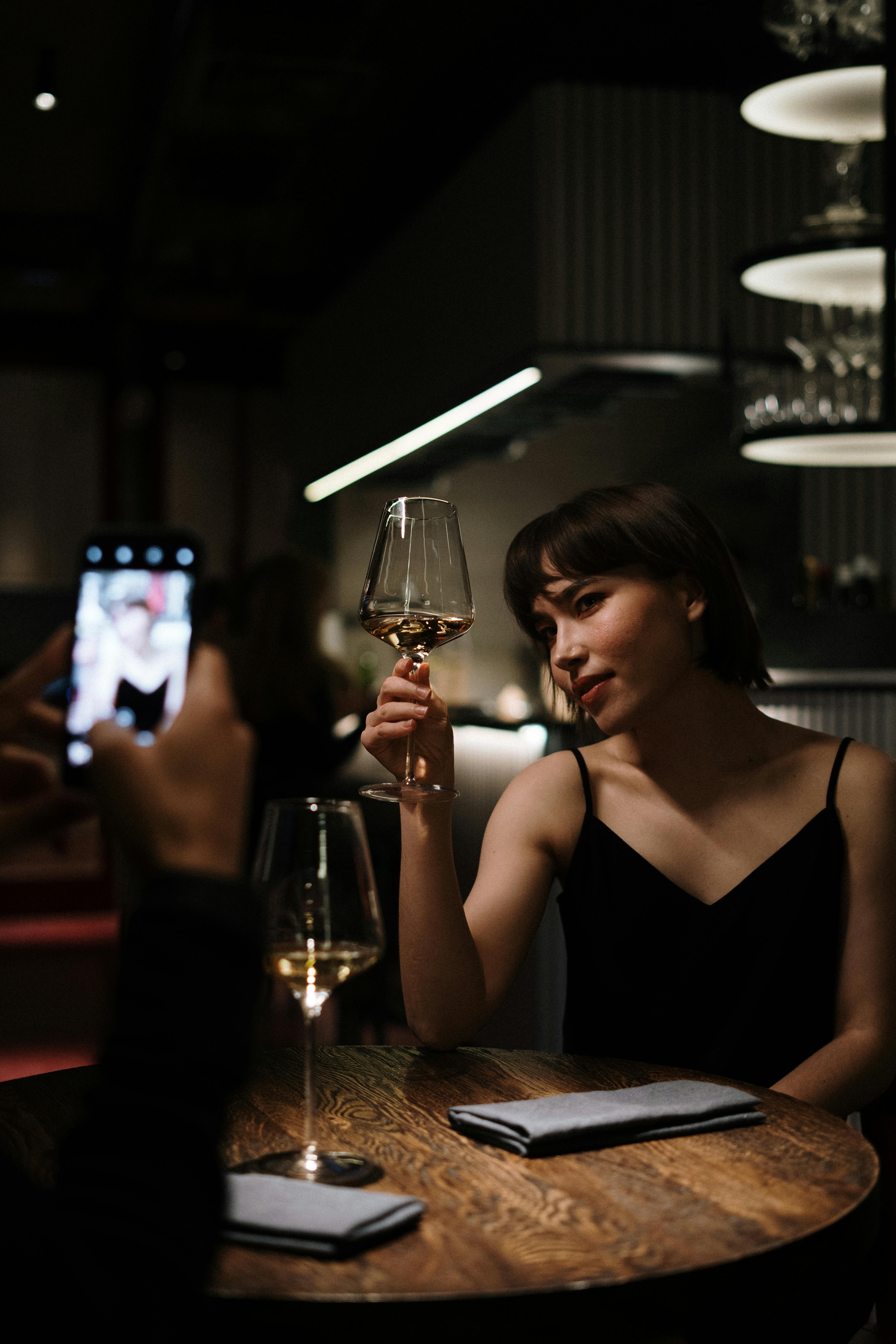 A couple sitting at a restaurant | Source: Pexels