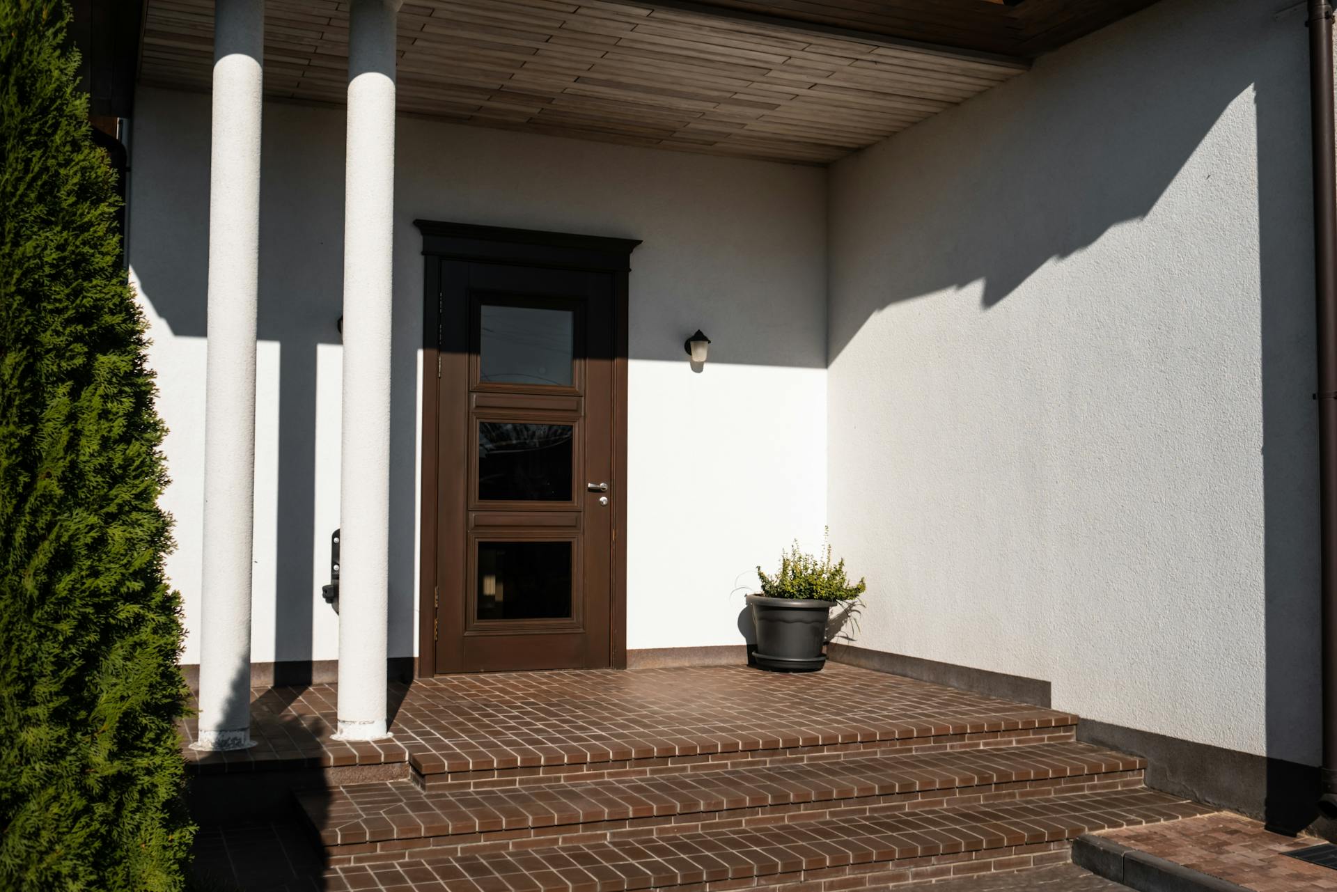 A front door | Source: Pexels