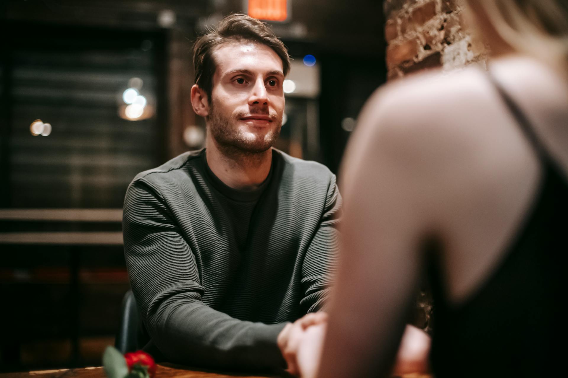 A couple dining in a restaurant | Source: Pexels