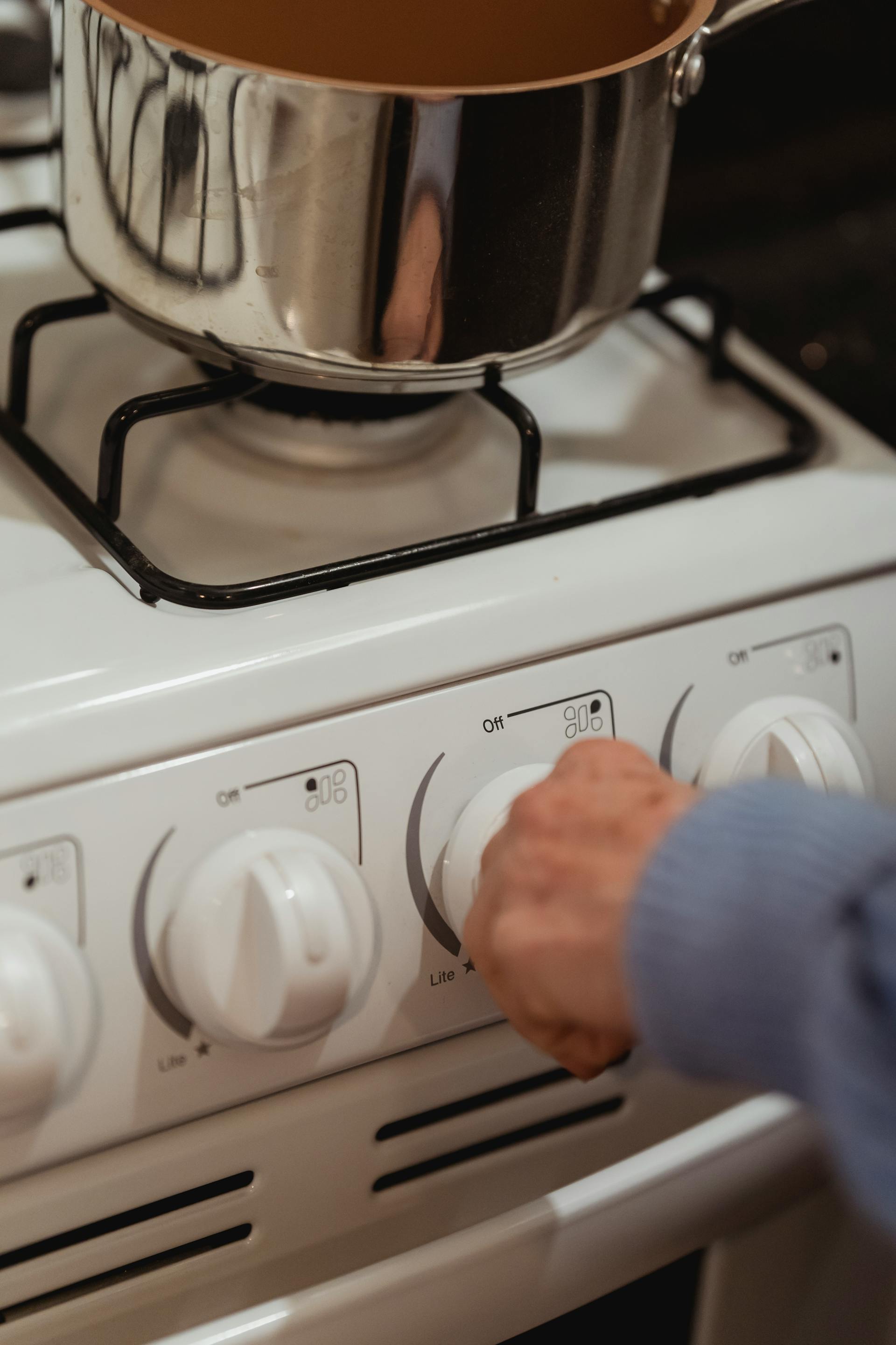 A person cooking in a pot | Source: Pexels