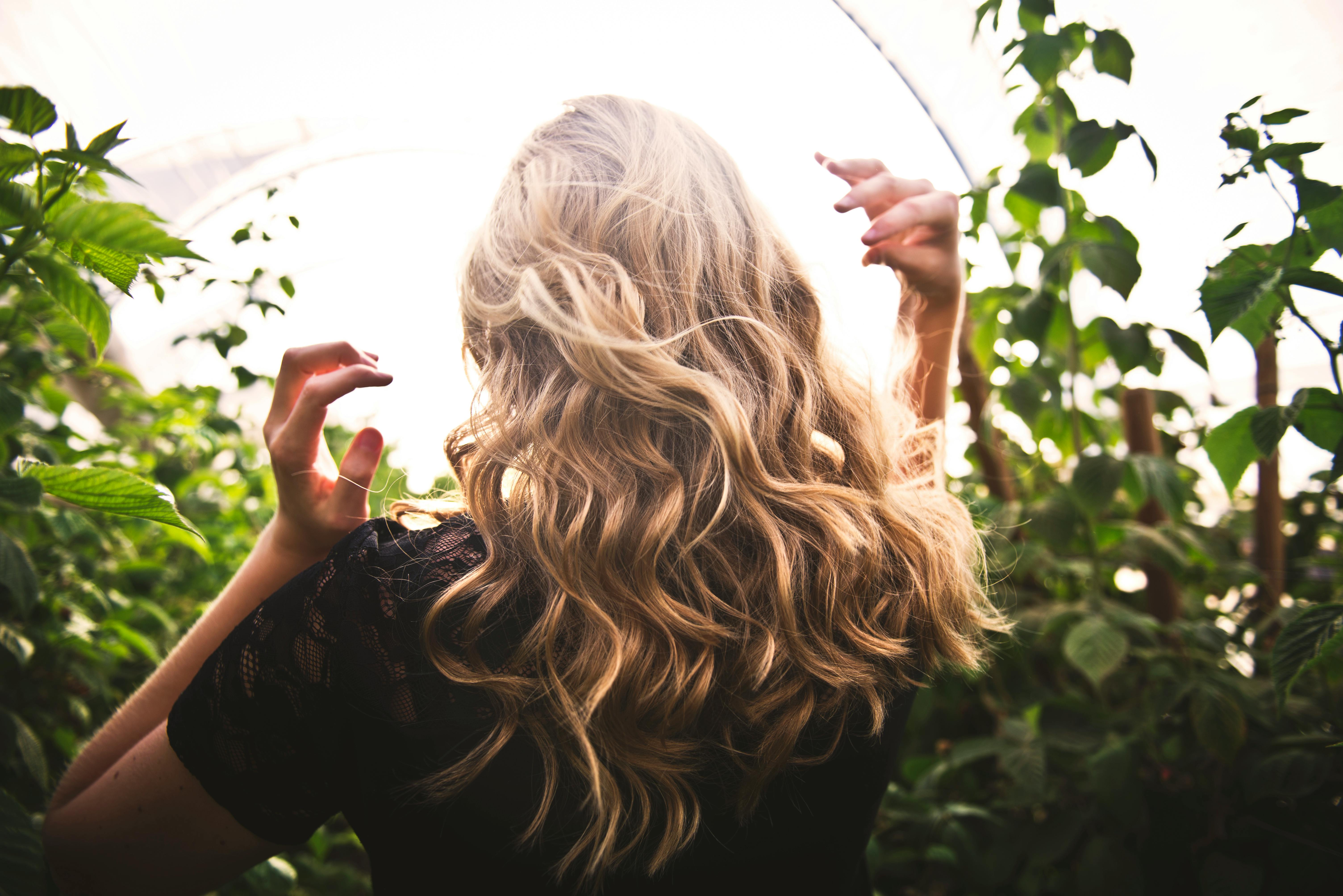 A visão traseira de uma mulher loira | Fonte: Pexels