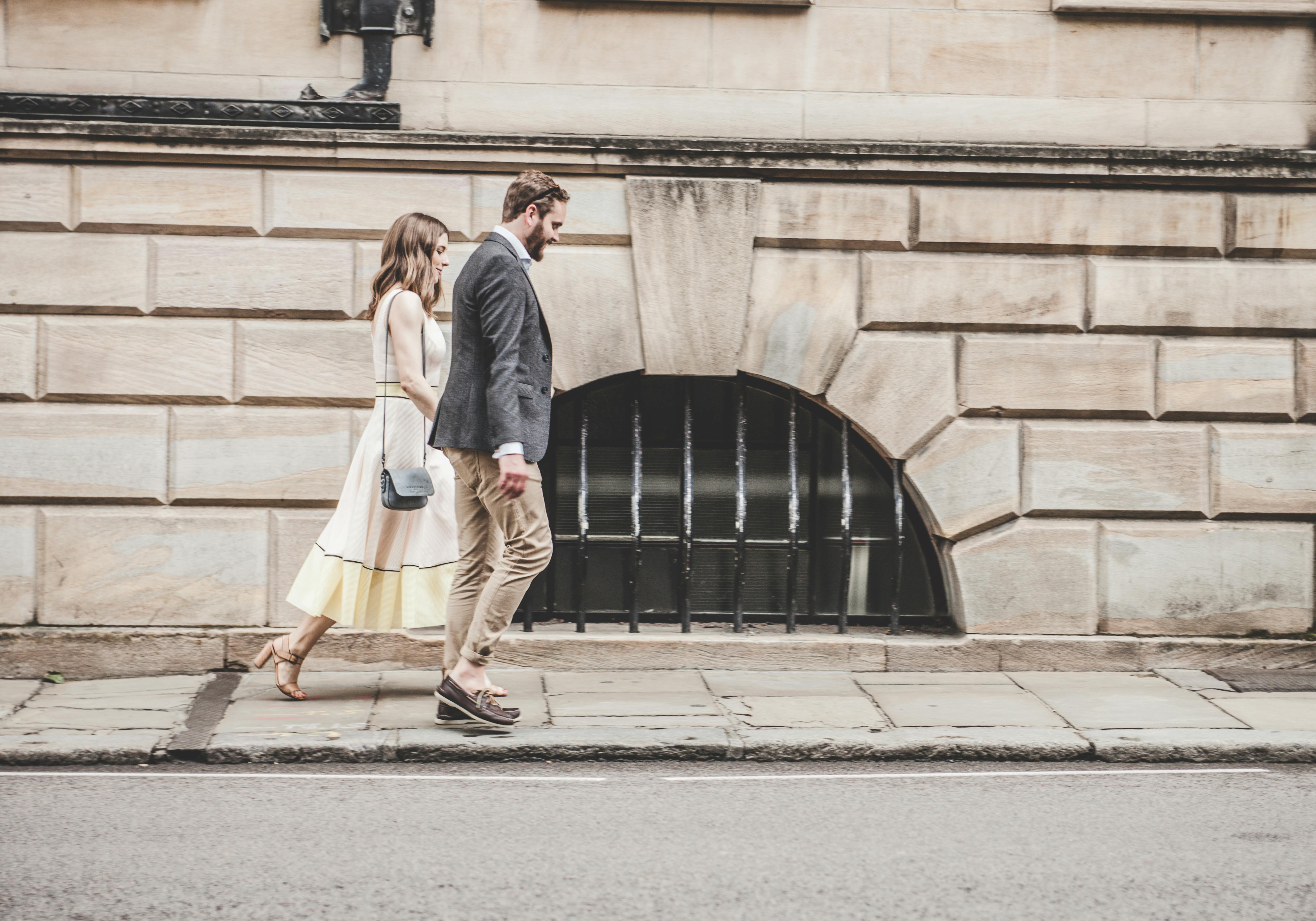 A couple walking down a street | Source: Pexels