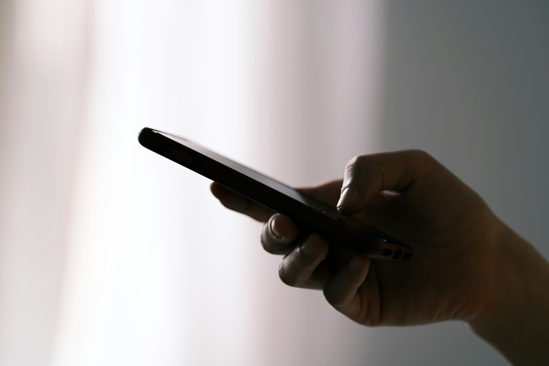 A woman using her cell phone | Source: Unsplash