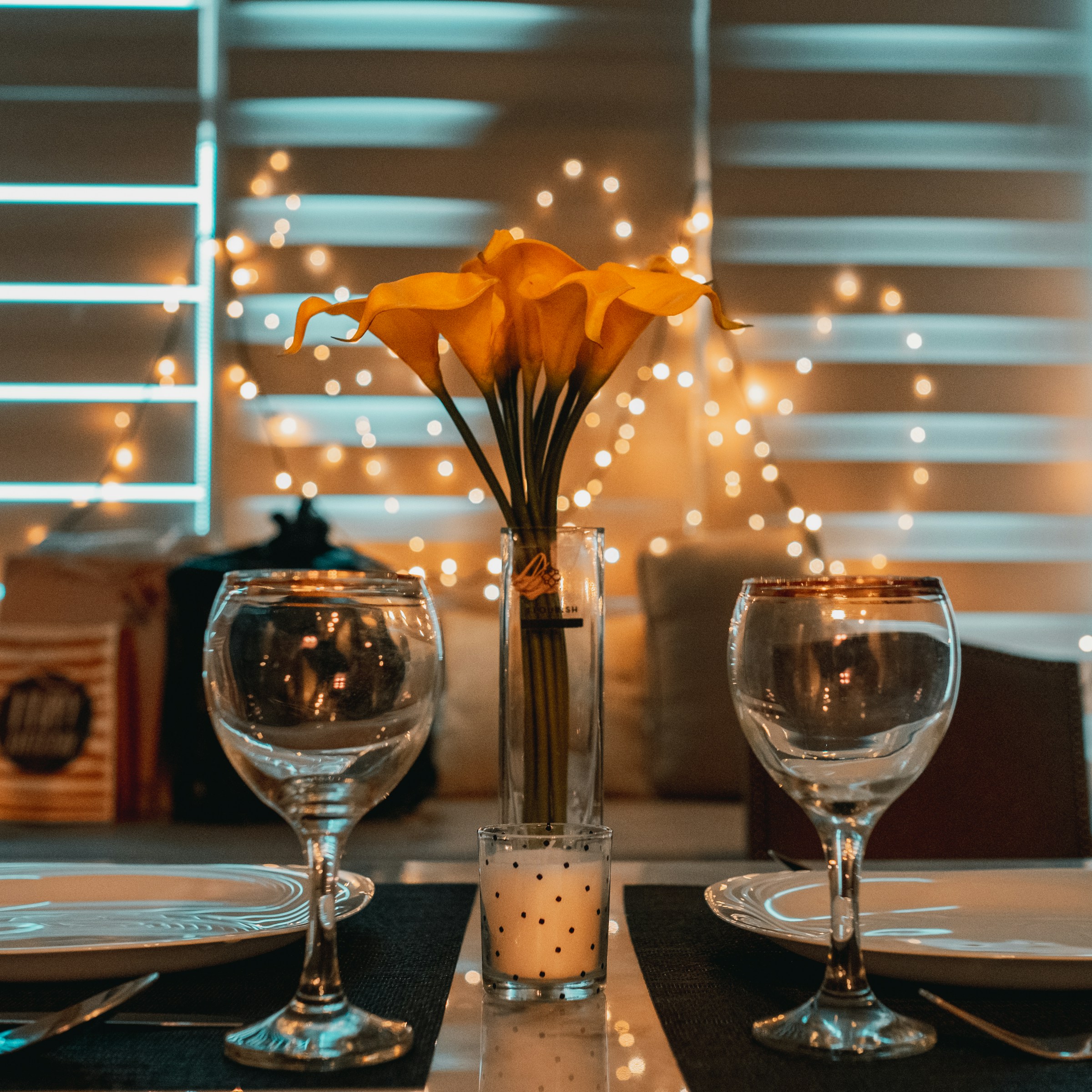 A romantic dinner table | Source: Unsplash