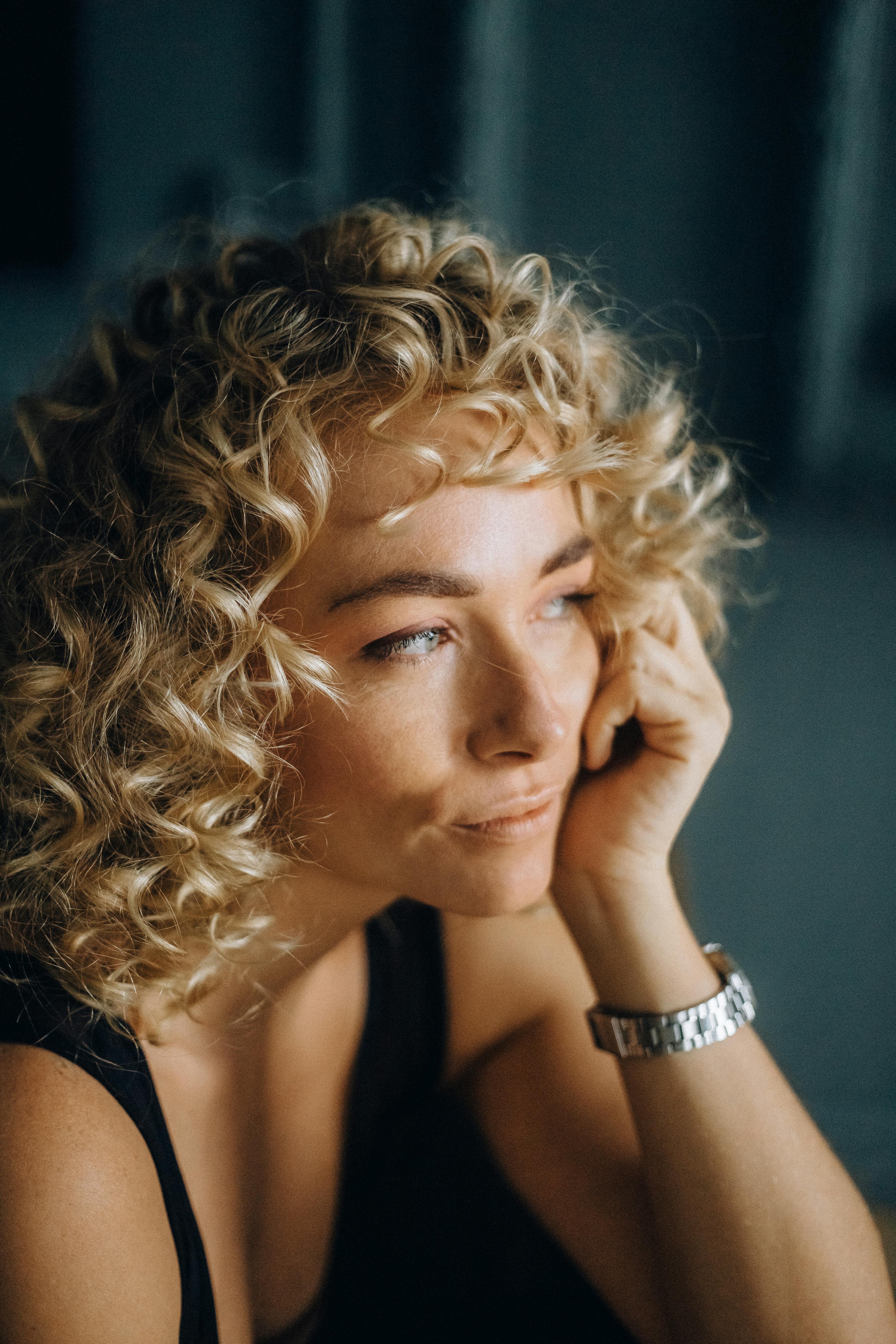 A blond woman with curly hair | Source: Pexels