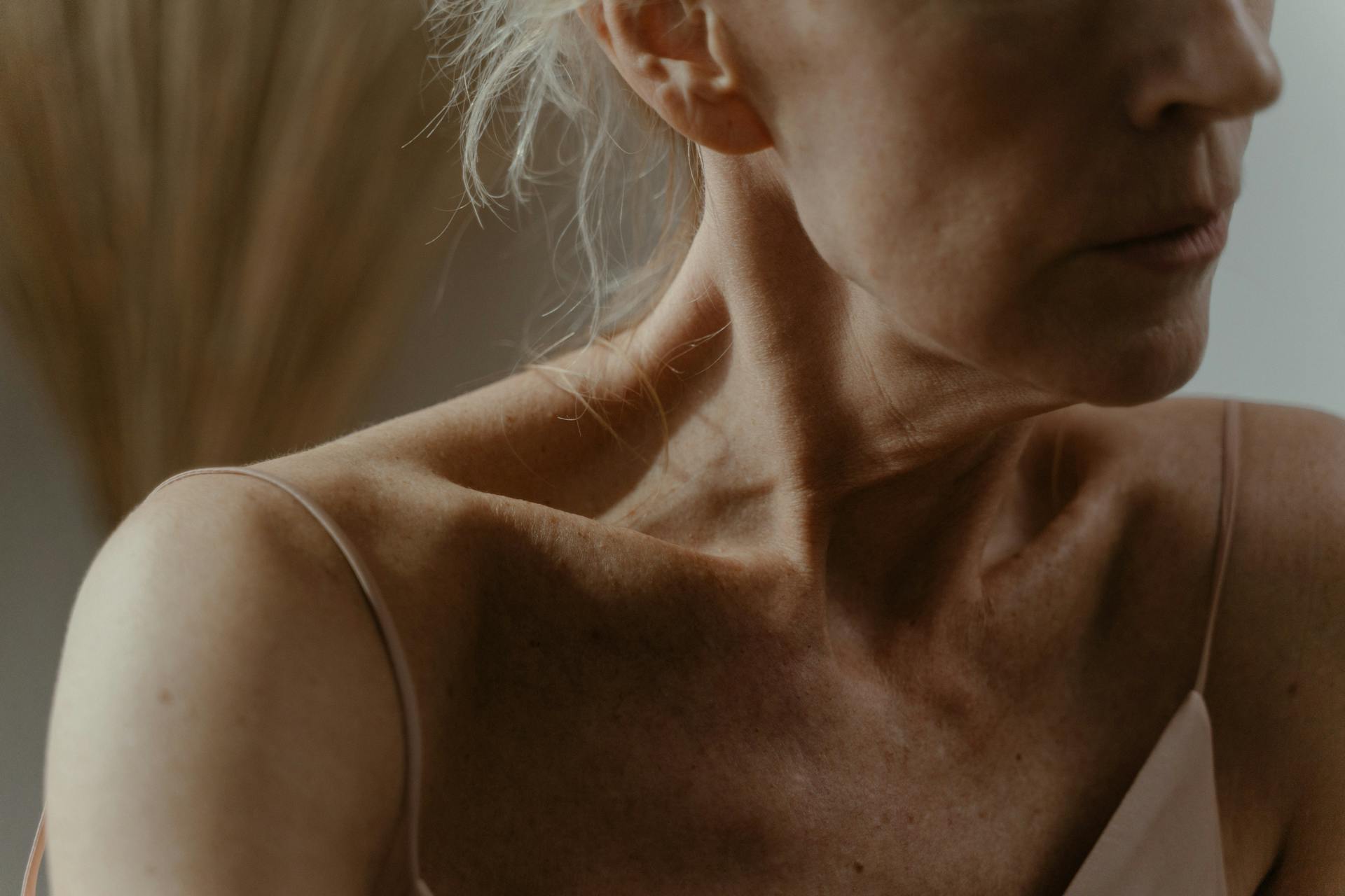 A woman staring at something | Source: Pexels