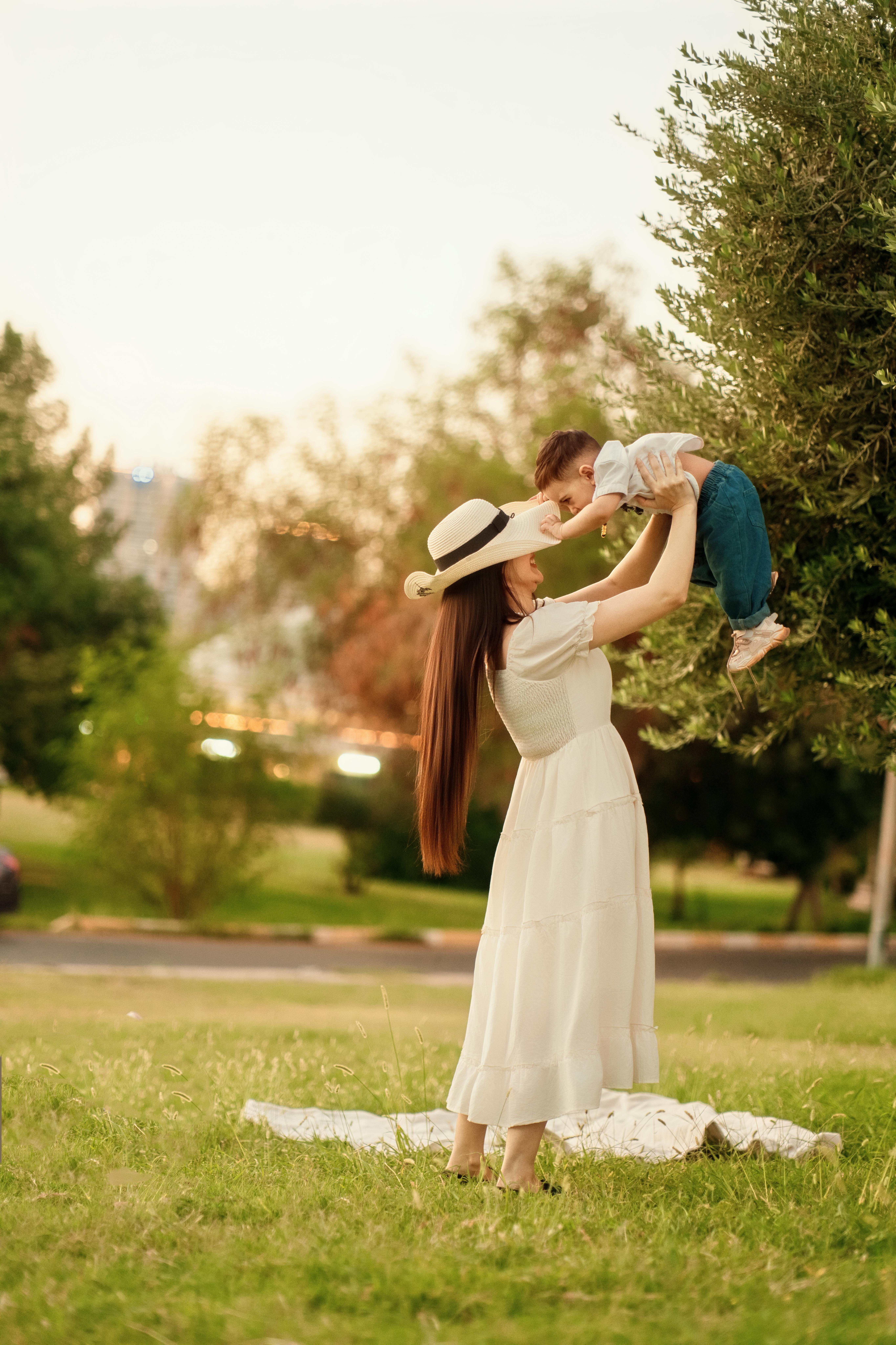 A mother bonding with her child | Source: Pexels