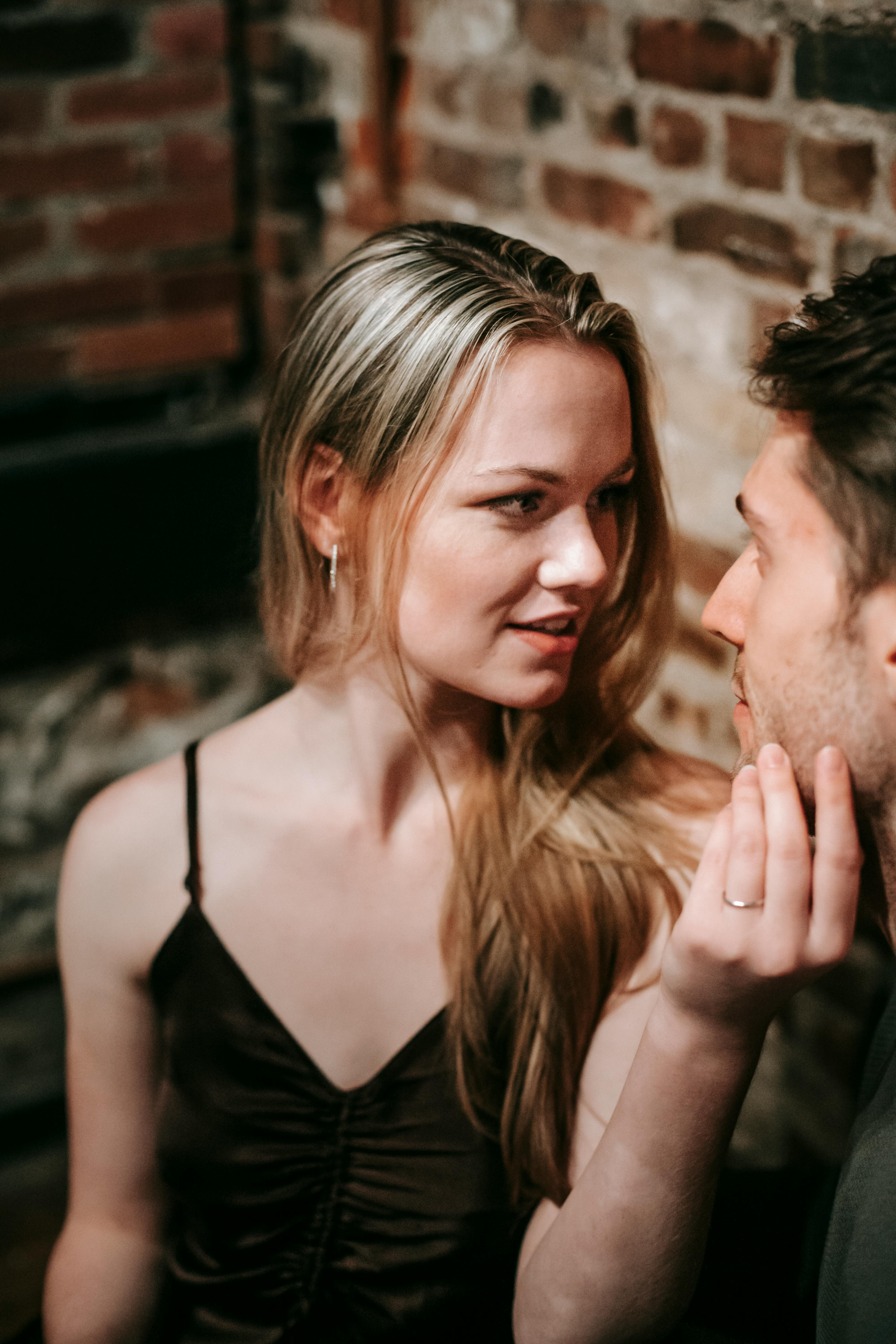 A woman holding a man's face | Source: Pexels