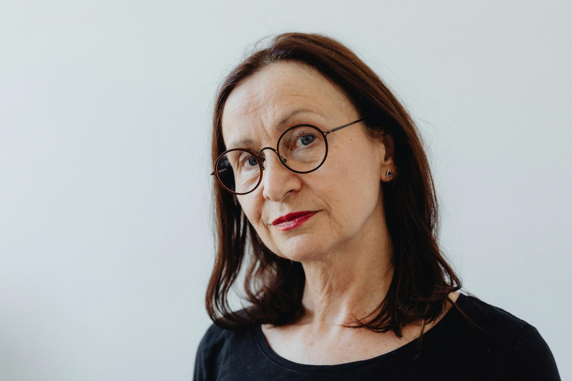 A woman looking thoughtful | Source: Pexels
