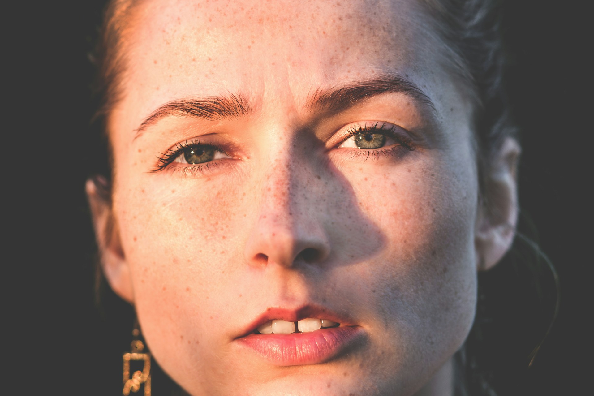 A confused-looking woman | Source: Unsplash