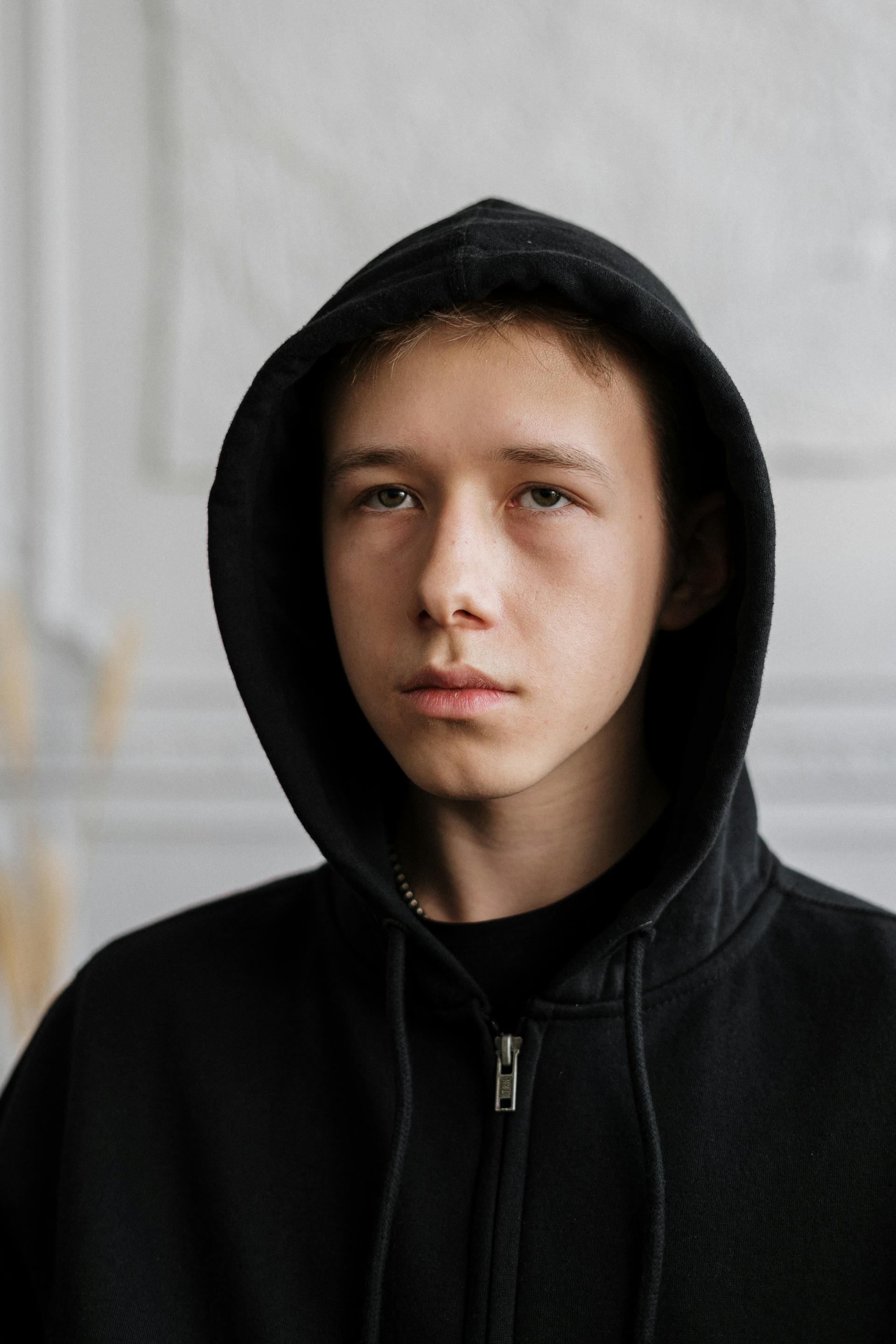 A teen boy wearing a hoodie | Source: Pexels