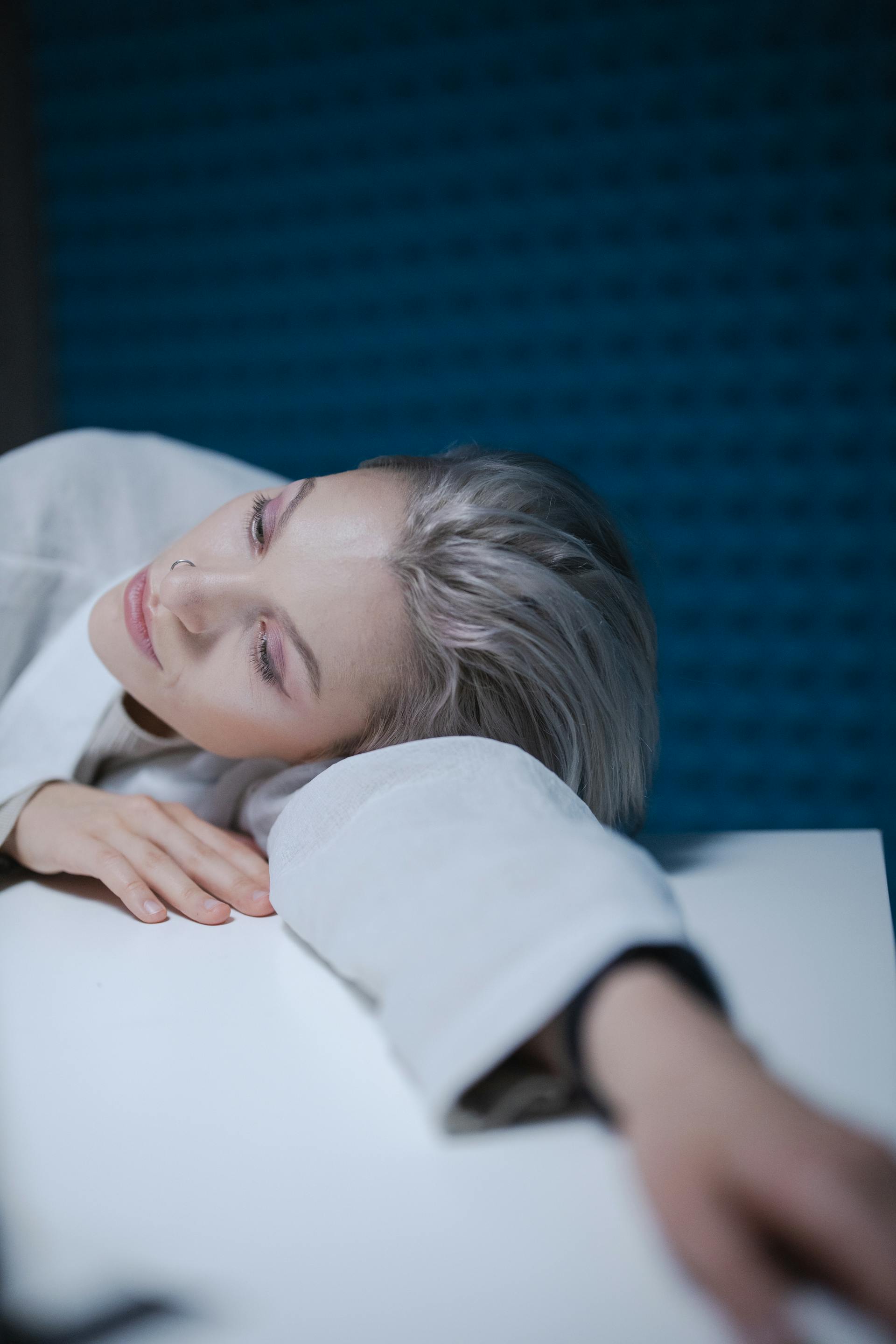 A sad woman leaning on a table | Source: Pexels