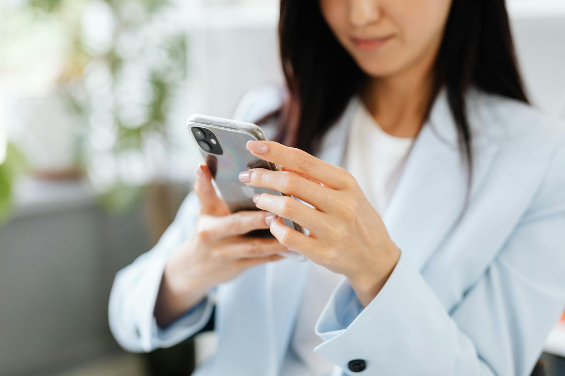 A woman holding a phone | Source: Pexels