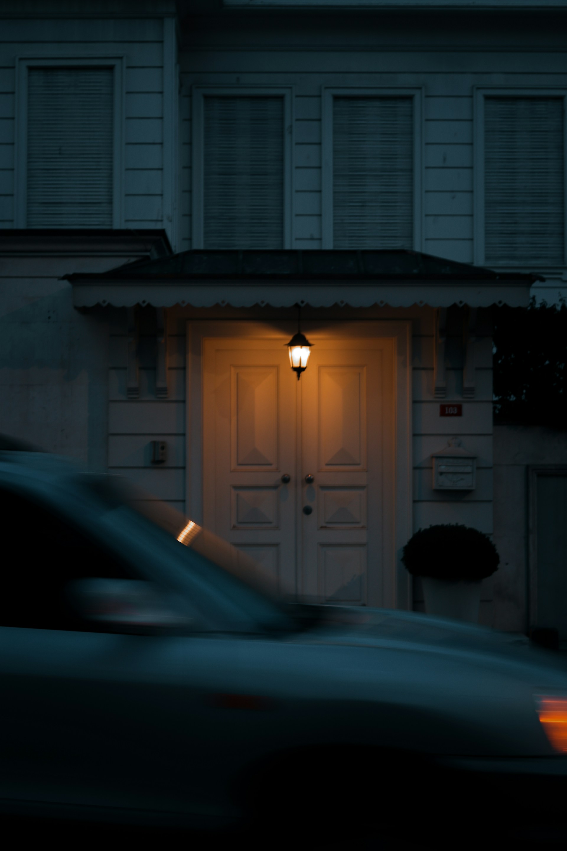A car outside a house at night | Source: Unsplash